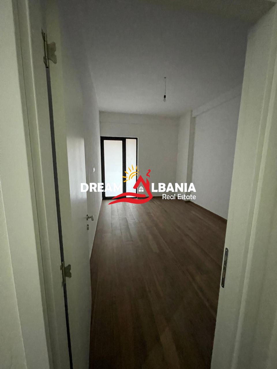 Jepet ambient me qera tek Rruga e Dibres prane Kompleks Arlis ( ID 42611425 )