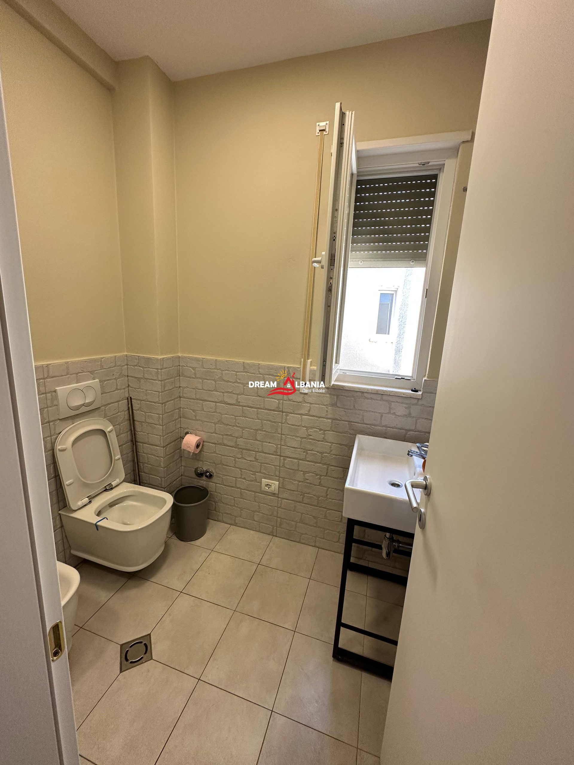 Vile 2 kateshe me verande dhe oborr ne shitje tek Kompleksi Lura 3 ne Gjirin e Lalzit ne Durres(ID 4151123)