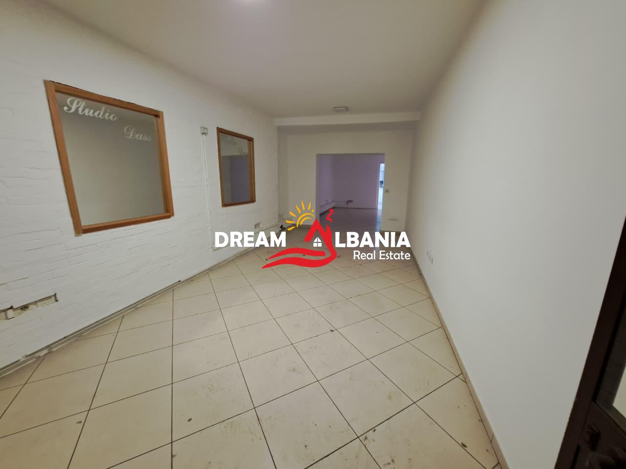 Ambient Biznesi/Zyre ne Shitje ne Zonen e Myslym Shyrit, prane Someg (ID 4161111) 4
