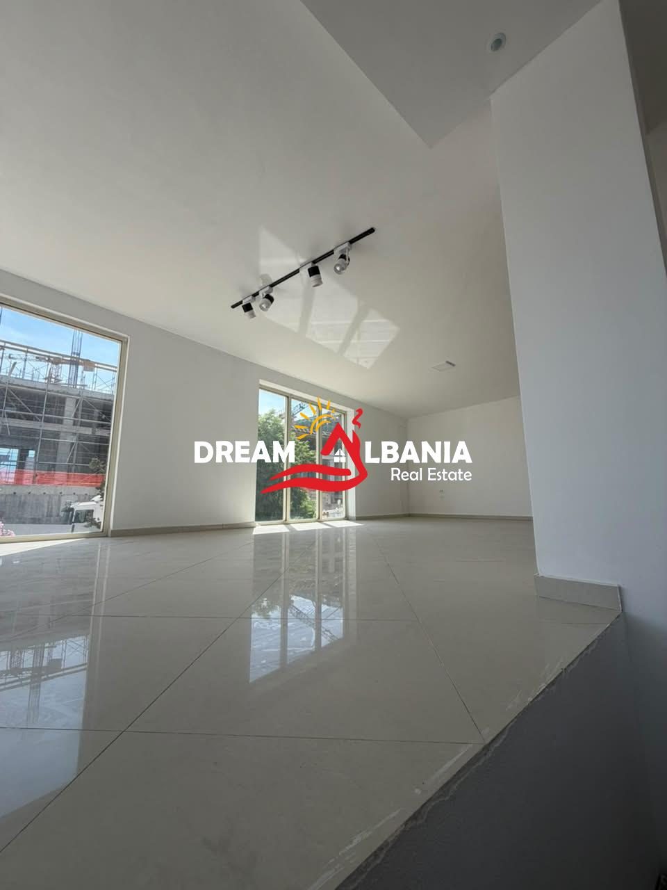 Jepet ambient biznesi me qira pranë Bulevardit Ri, TIRANE (42611557)