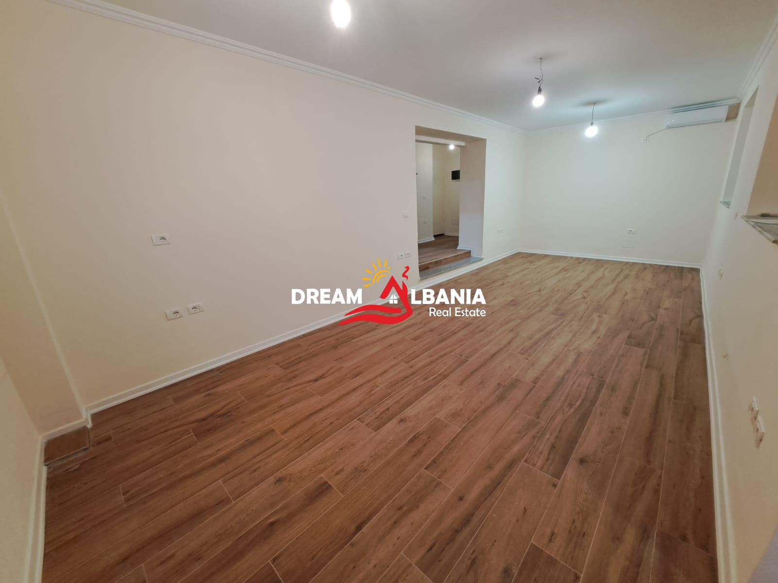 Ambient biznesi ne shitje ne rrugen e Durresit ne afersi te Ministrise se Arsimit ne Tirane (ID 4129433) 2