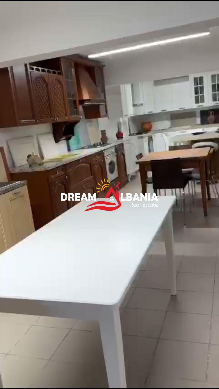 Ambient Komercial ne Shitje ne Bllok prane Librit Universitar ne Tirane (ID 4171525)