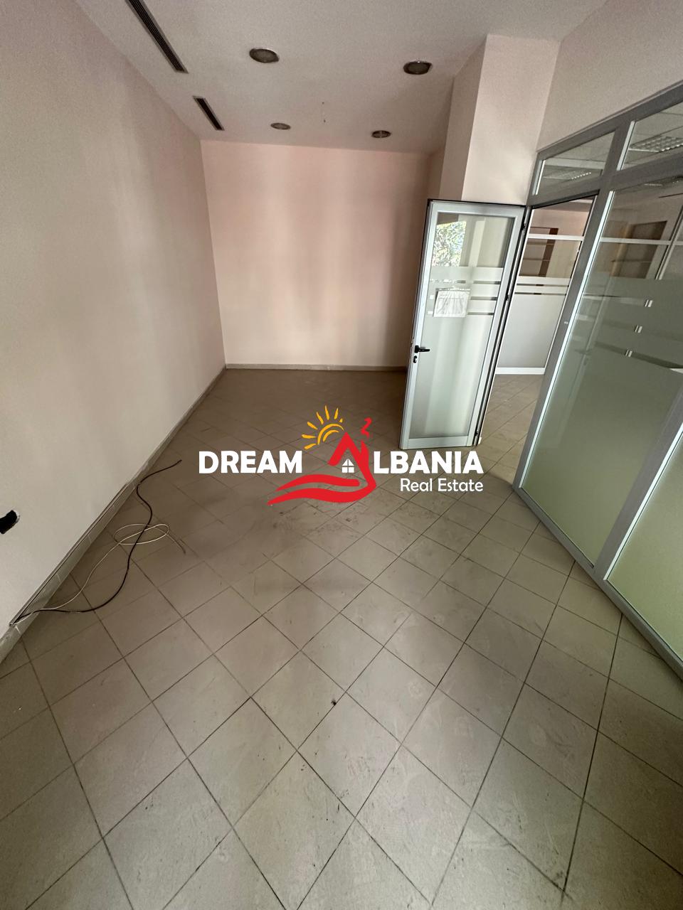 Godine multifunksionale me qera buze rruges se Kavajes, prane Raiffaisen Bank, Tirane (ID 42611171). 4