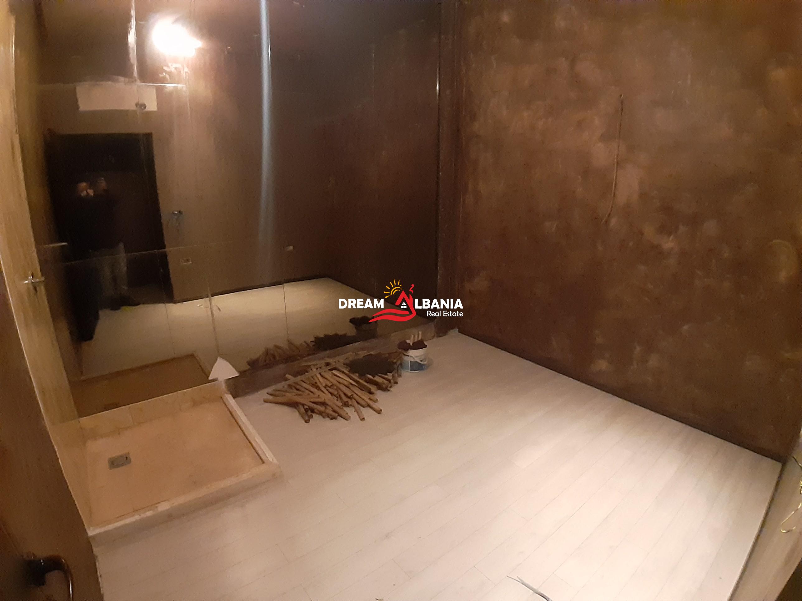 Dyqan ne shitje ne bulevardin Deshmoret e Kombit prane Piramides ne Tirane (ID 4171209)