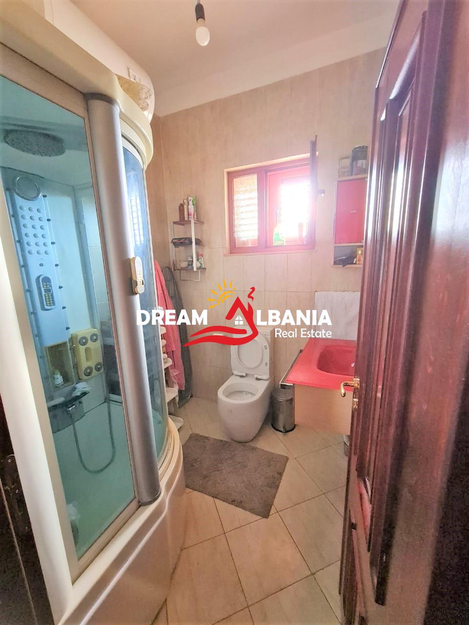 Vile 2 kateshe me oborr dhe garazh nentoke ne shitje ne fshatin Peze e vogel ne Tirane (ID 4151096)