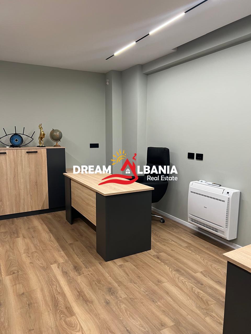 Jepet me Qira Zyrë e Mobiluar pranë Hotel Radisson ( 42611572 )