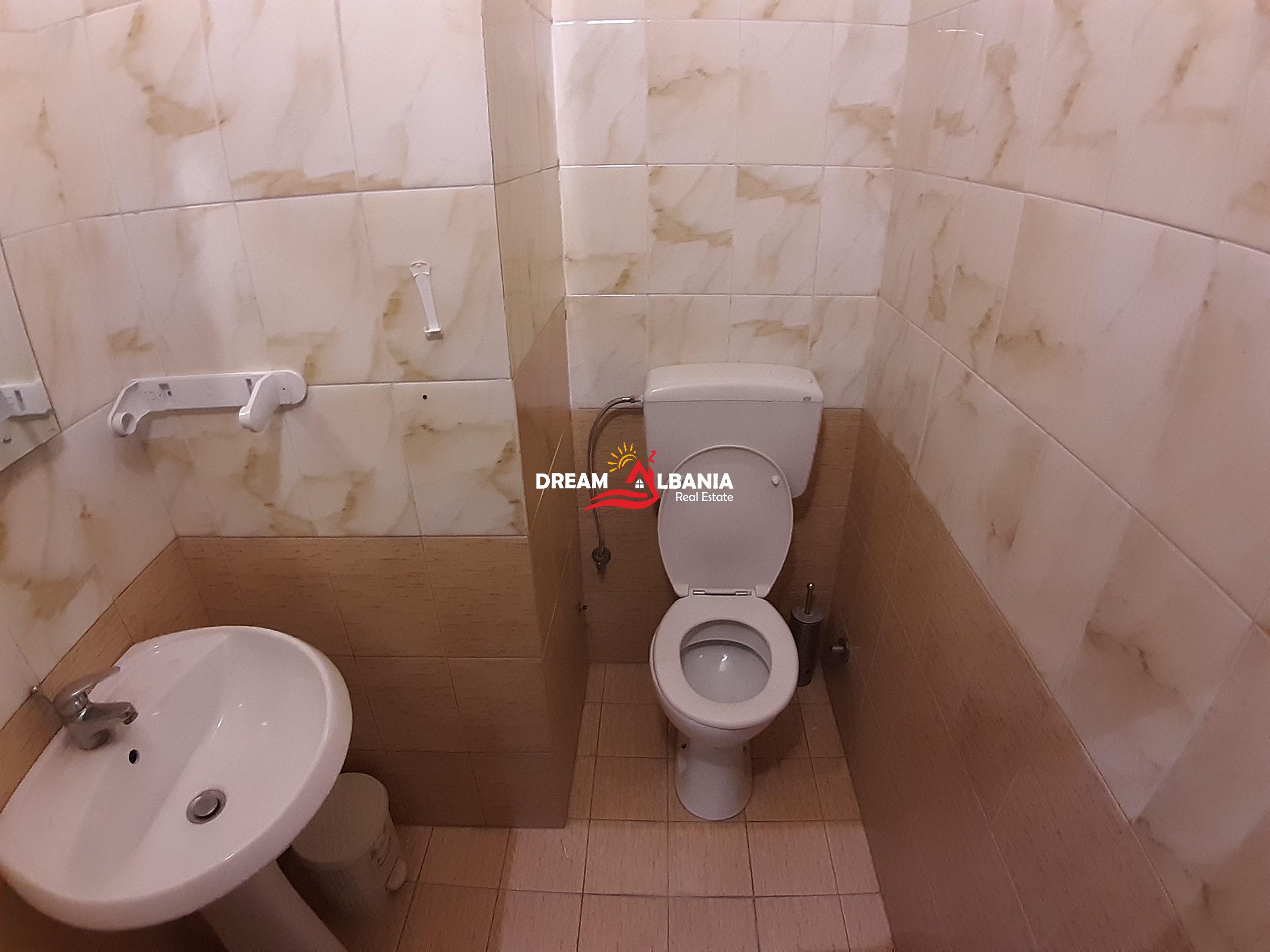 Dyqan ne shitje ne bulevardin Deshmoret e Kombit prane Piramides ne Tirane (ID 4171209)