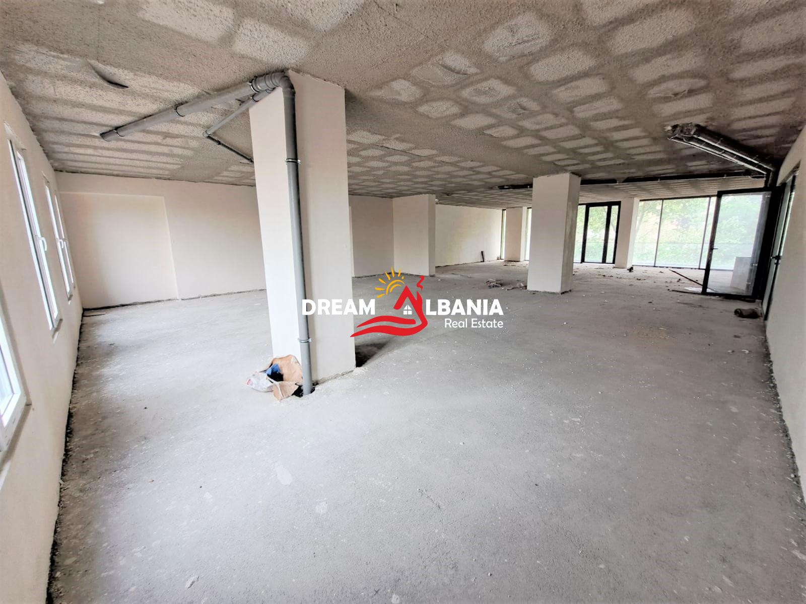 Ambient zyrash me qera ne rrugen e Dibres ne afersi te Shkolles se Bashkuar ne Tirane (ID 4261884) 1