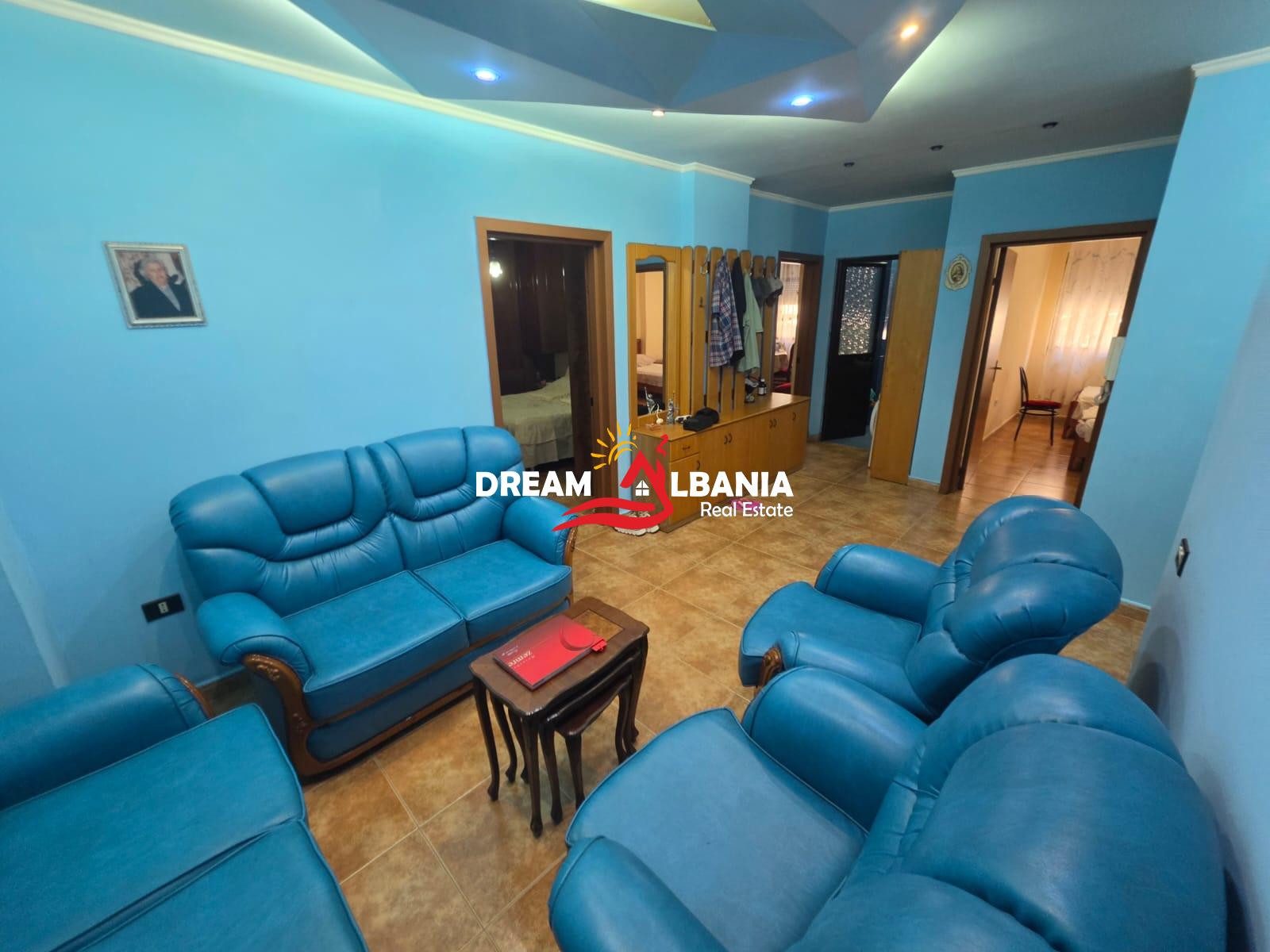 Shitet apartament 2+1+2 ne zonen e Bllokut prane Pallateve Agimi (ID 41212283)