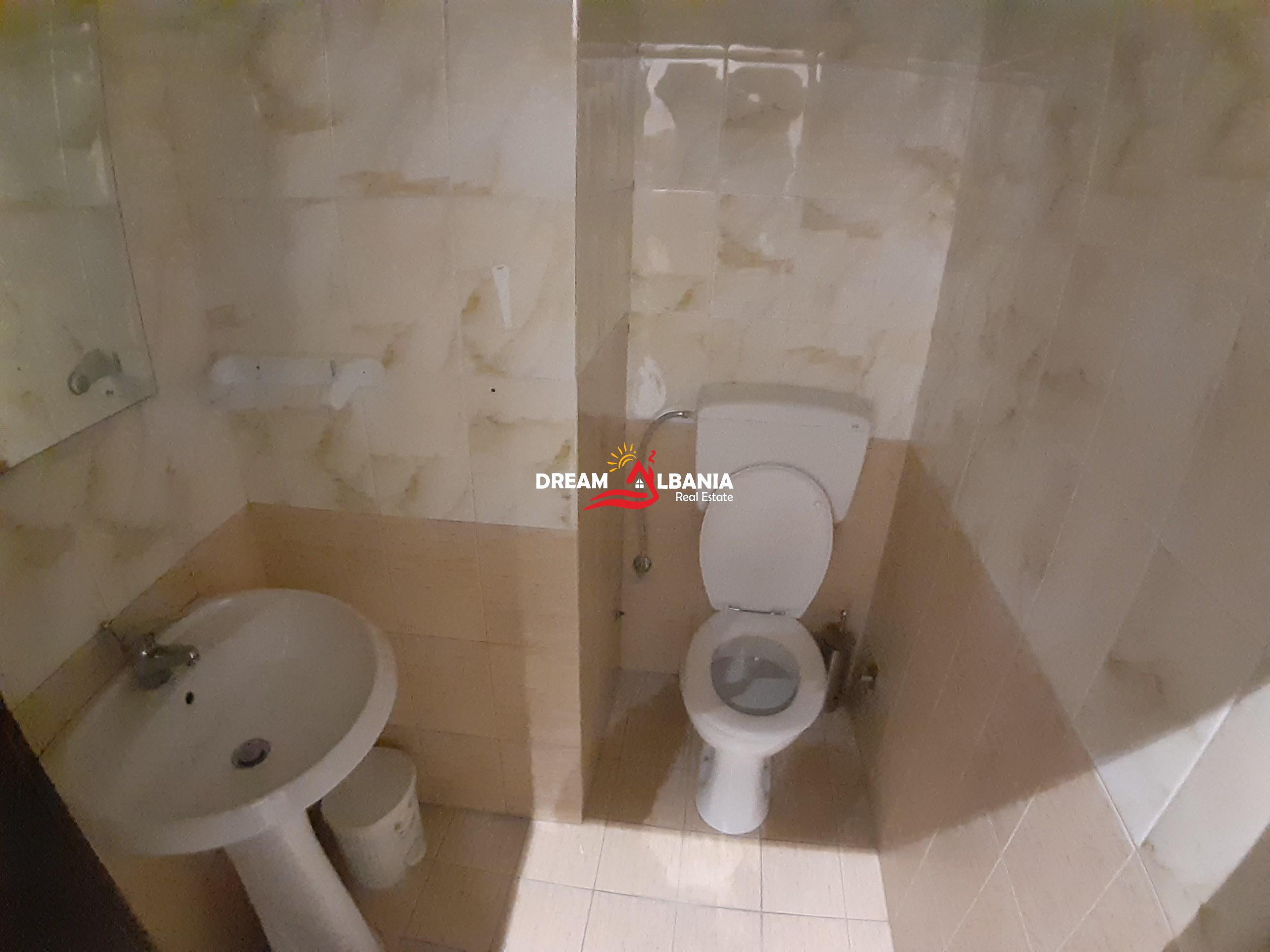 Dyqan ne shitje ne bulevardin Deshmoret e Kombit prane Piramides ne Tirane (ID 4171209)