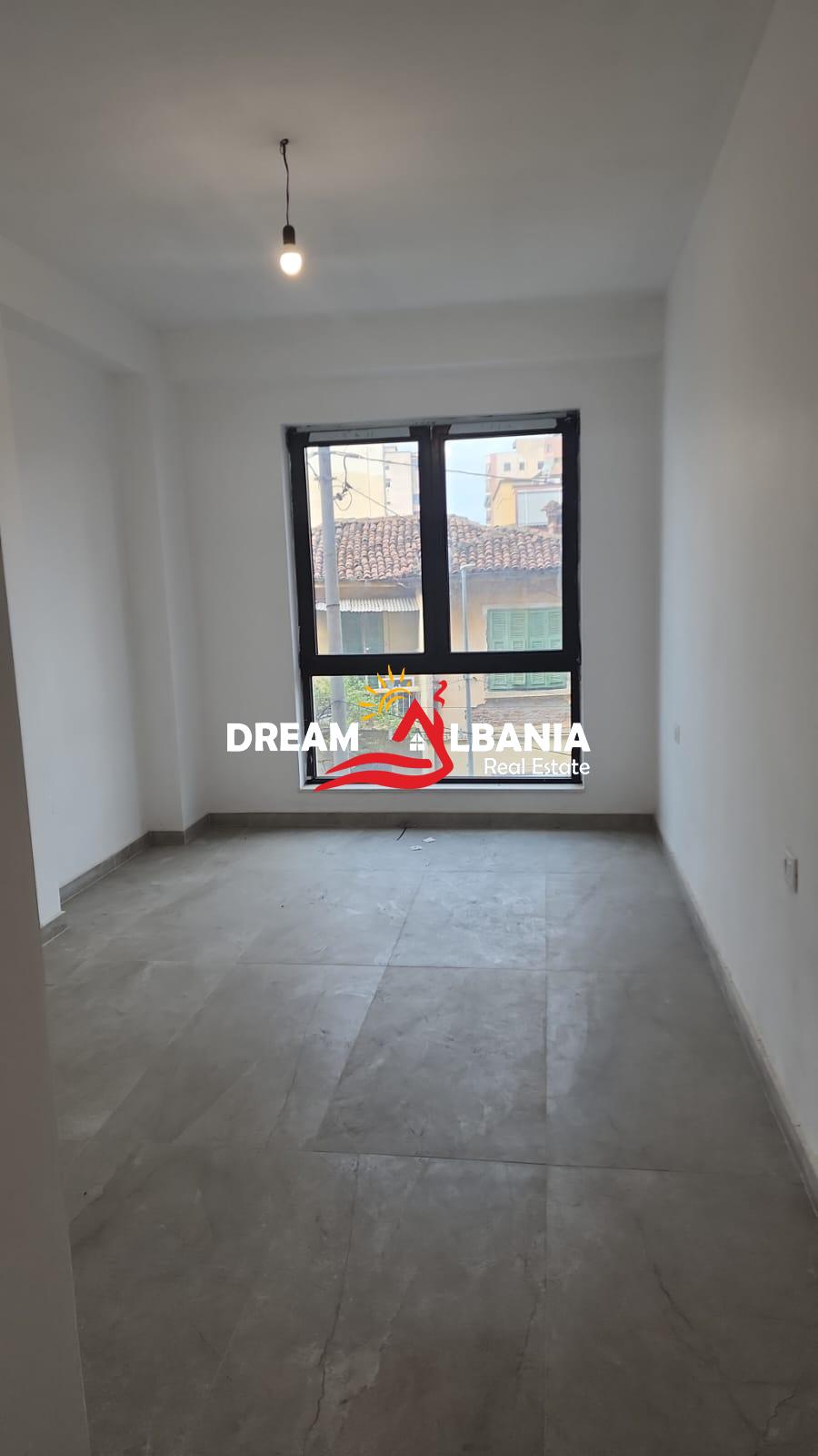 Ambient Biznesi me Qera ne Mes Rruges Myslym Shyri dhe Rruges Kavajes (ID 42611421)