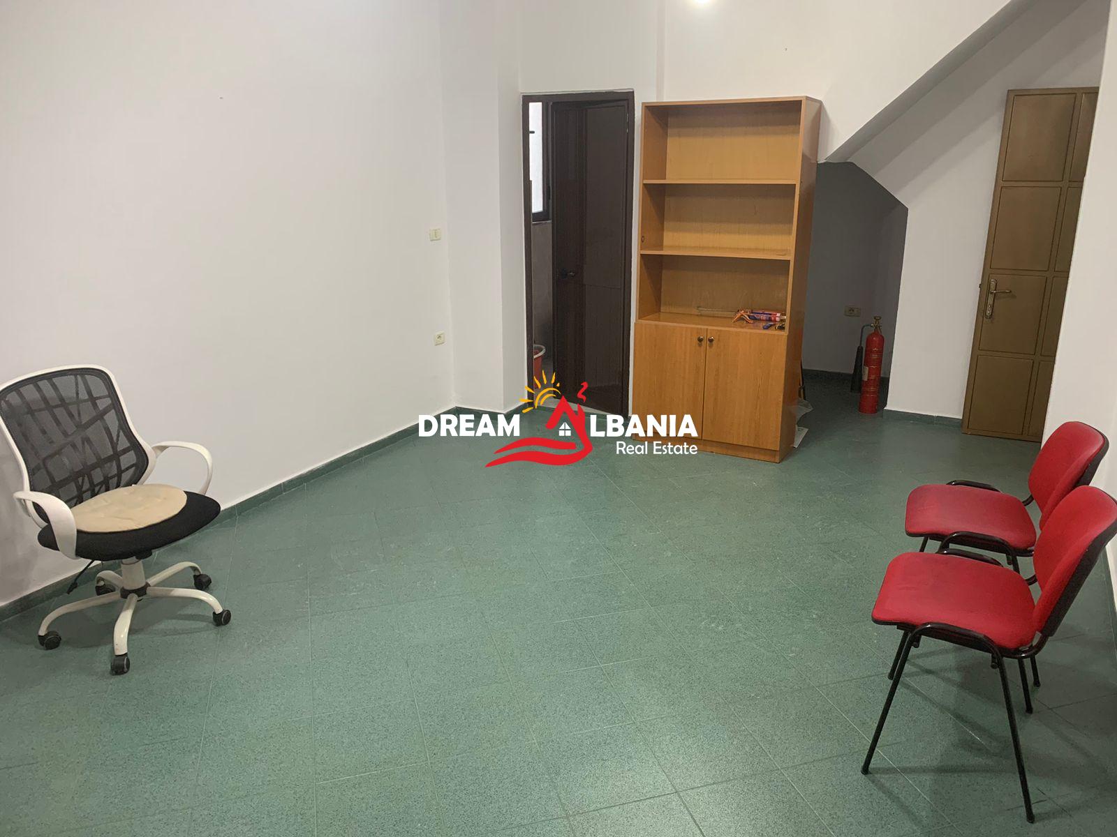 Zyre me qera ne Qender prane Parlamentit ne Tirane (ID 4261638) 3