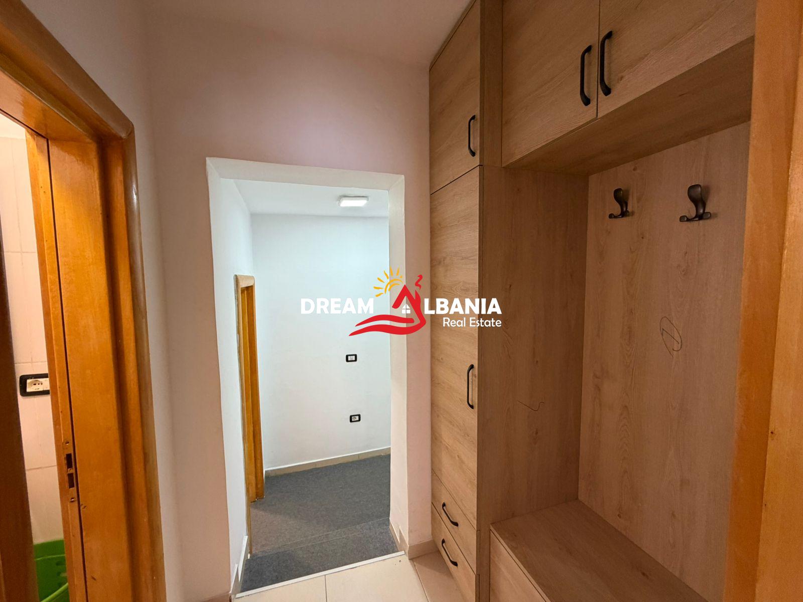 Jepet me qera apartament 1+1 me verande tek rruga Fortuzi, Tirane (ID 42111570) 4
