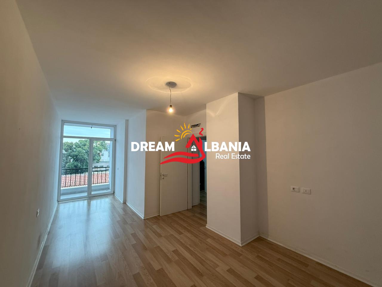 Jepet ambjent me qera te Rruga e Dibres Pran Shkolles se Bashkuar 2+1 (ID 42215587)