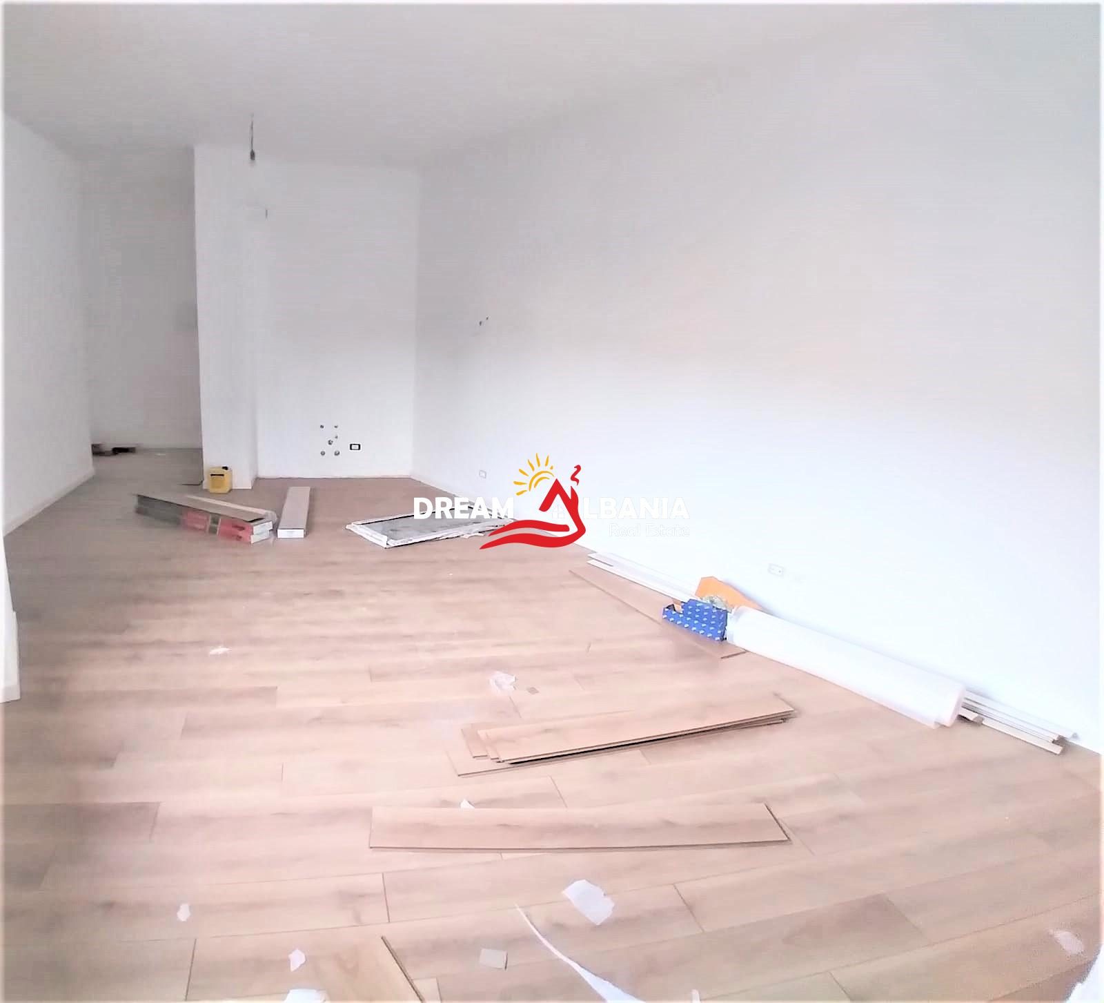 Zyre me qera ne zonen e Bulevardit Zogu i Pare prane Ministrise se Drejtesise ne Tirane (ID 4261624 )