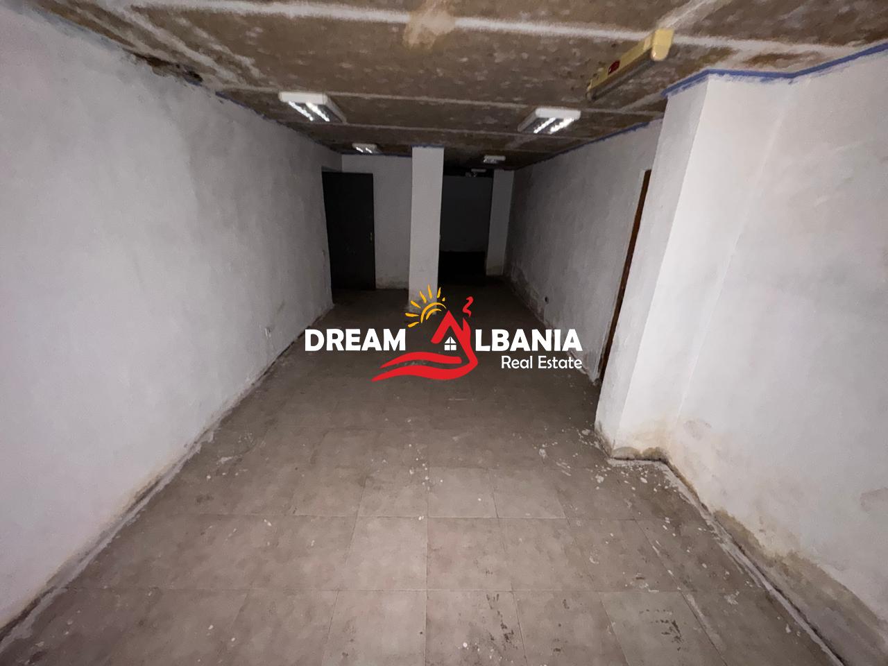 Magazine Bodrum ne shitje mes Rruges Durresit dhe Rr. Mine Peza Qender Tirane (ID 4181126 )