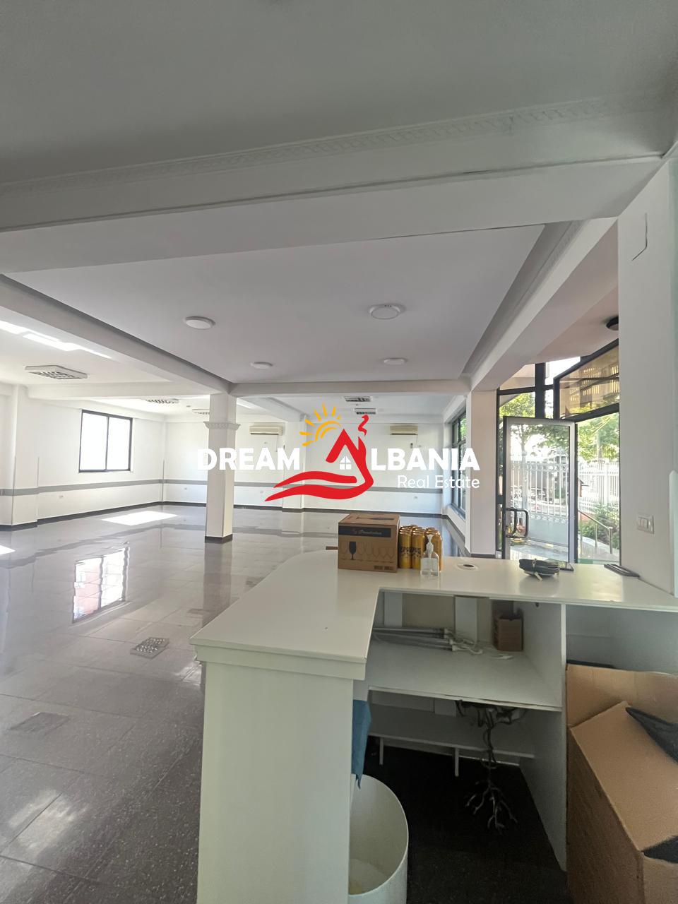 Jepet dy ambiente biznesi me qera te oxhaku prane kompleksit ASL (ID 42711176 )