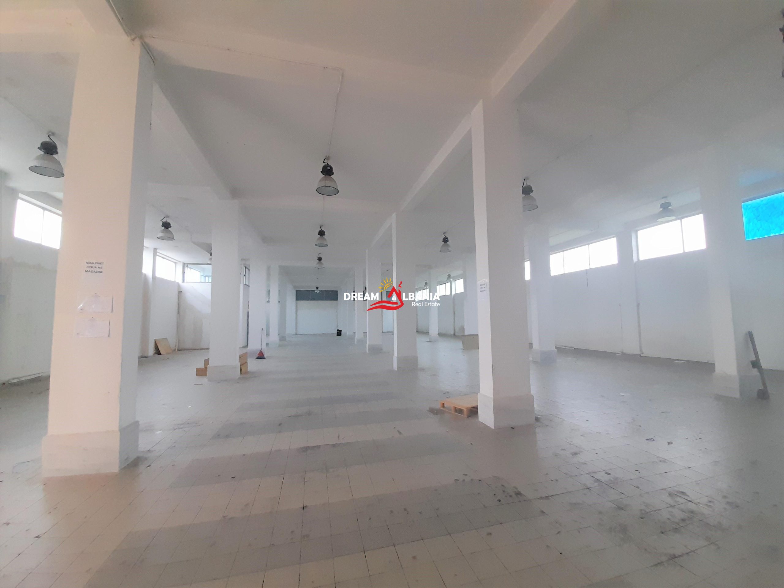 Ambient Biznesi me qera ne autostraden Tirane-Durres ne afersi te mbikalimit te Kasharit ne Tirane (ID 4281128)