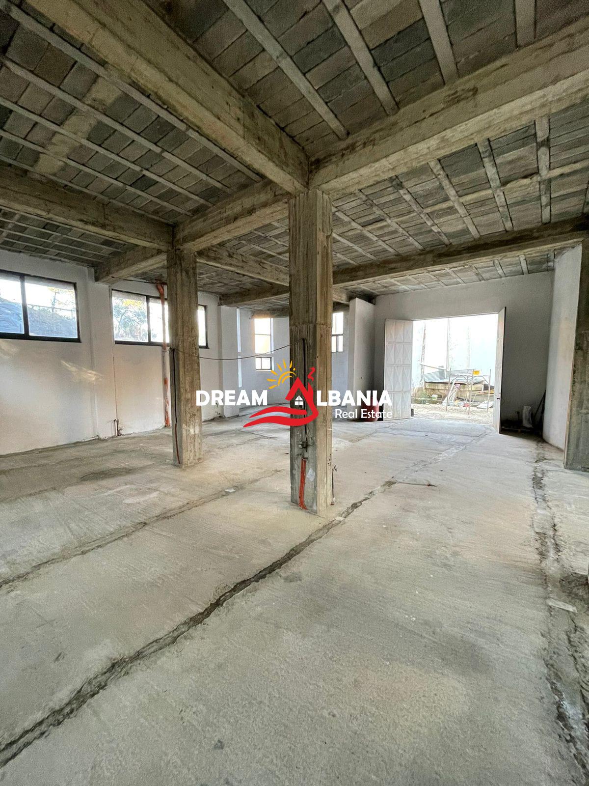 Jepet me qera magazine ne rrugen e Xibrakeve, prane Hotel Arberi – Tirane (ID 4281280)