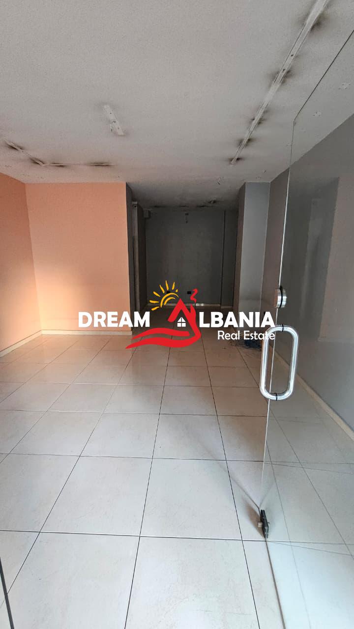 Dyqan me qera buze rruge prane EHW ne Rrugën Bardhyl, Tirane ( 42711188 ) 2