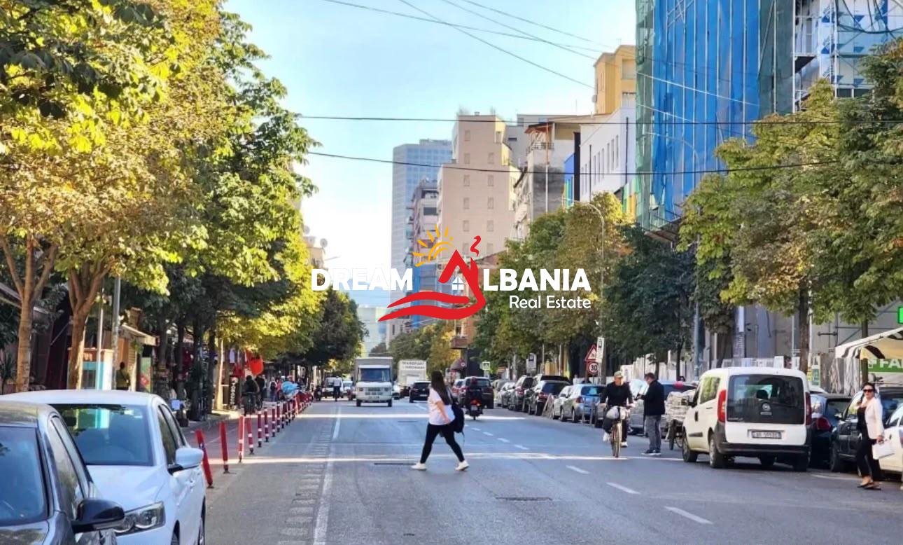 Shitet Dyqan buze rruge ne Qender, Rruga Barrikadave (ID 4171639)