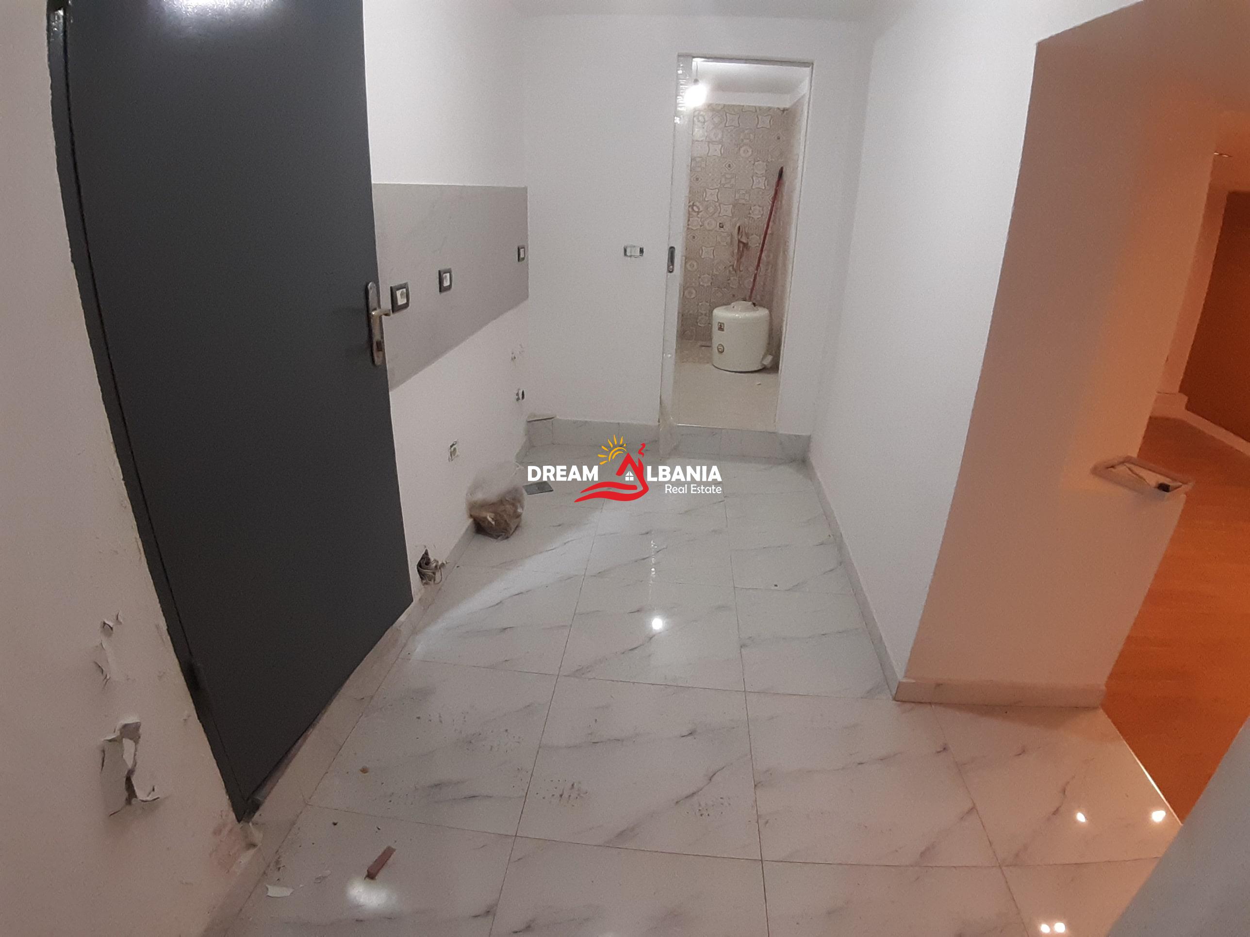 Dy dyqane gjysem bodrum ne shitje ne Bllok, Rruga Ibrahim Rrugova ne Tirane (ID 4171191)