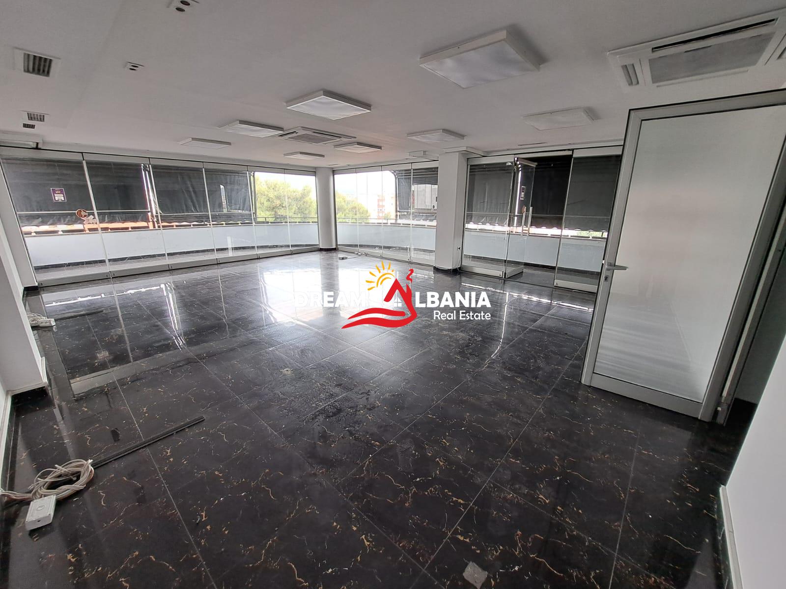 Godine 6 kateshe me qera ne rrugen Bardhyl ne afersi te Farmacise 10 ne Tirane (ID 42611107)