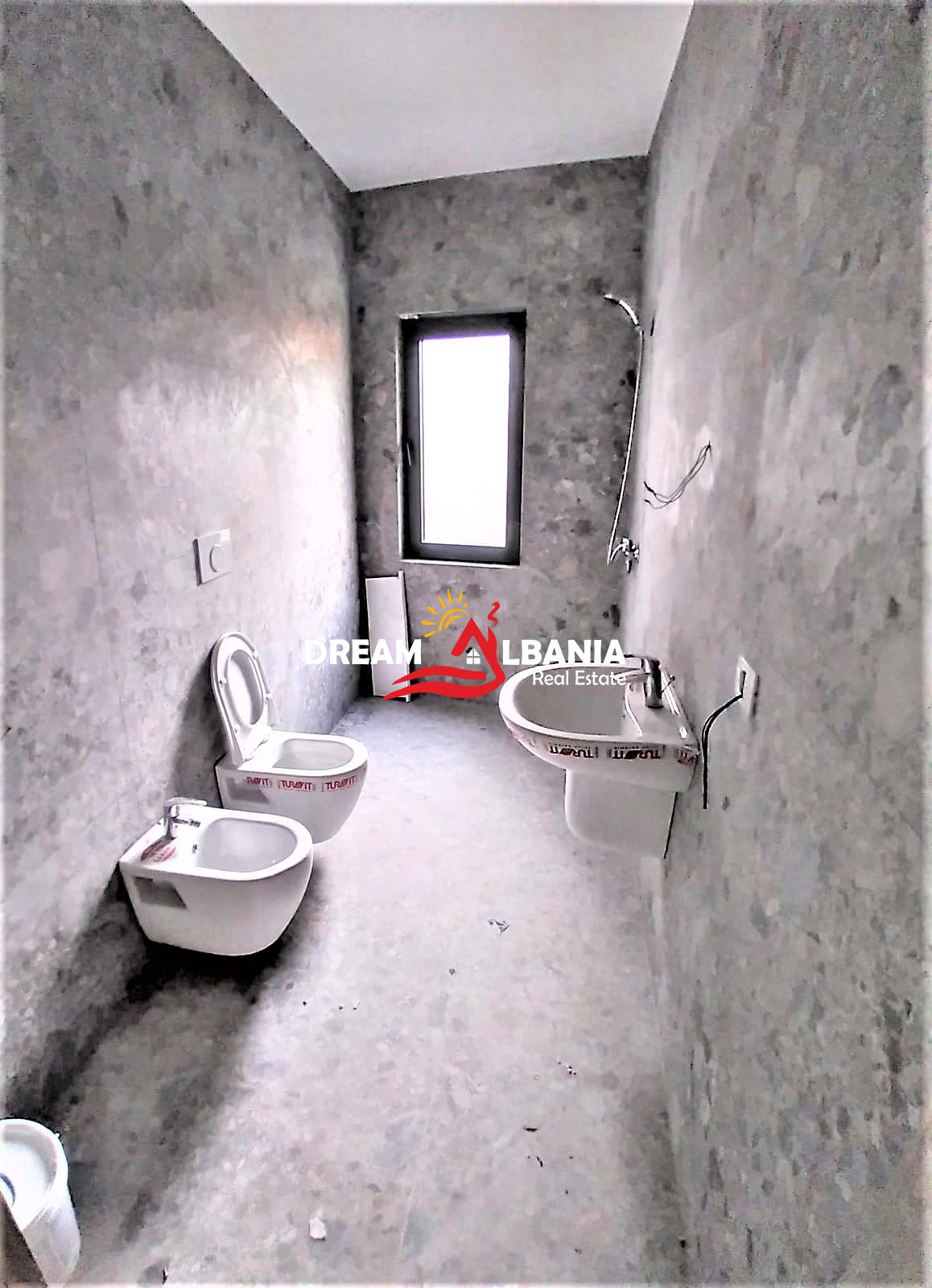 Zyre me qera ne zonen e Bulevardit Zogu i Pare prane Ministrise se Drejtesise ne Tirane (ID 4261624 )