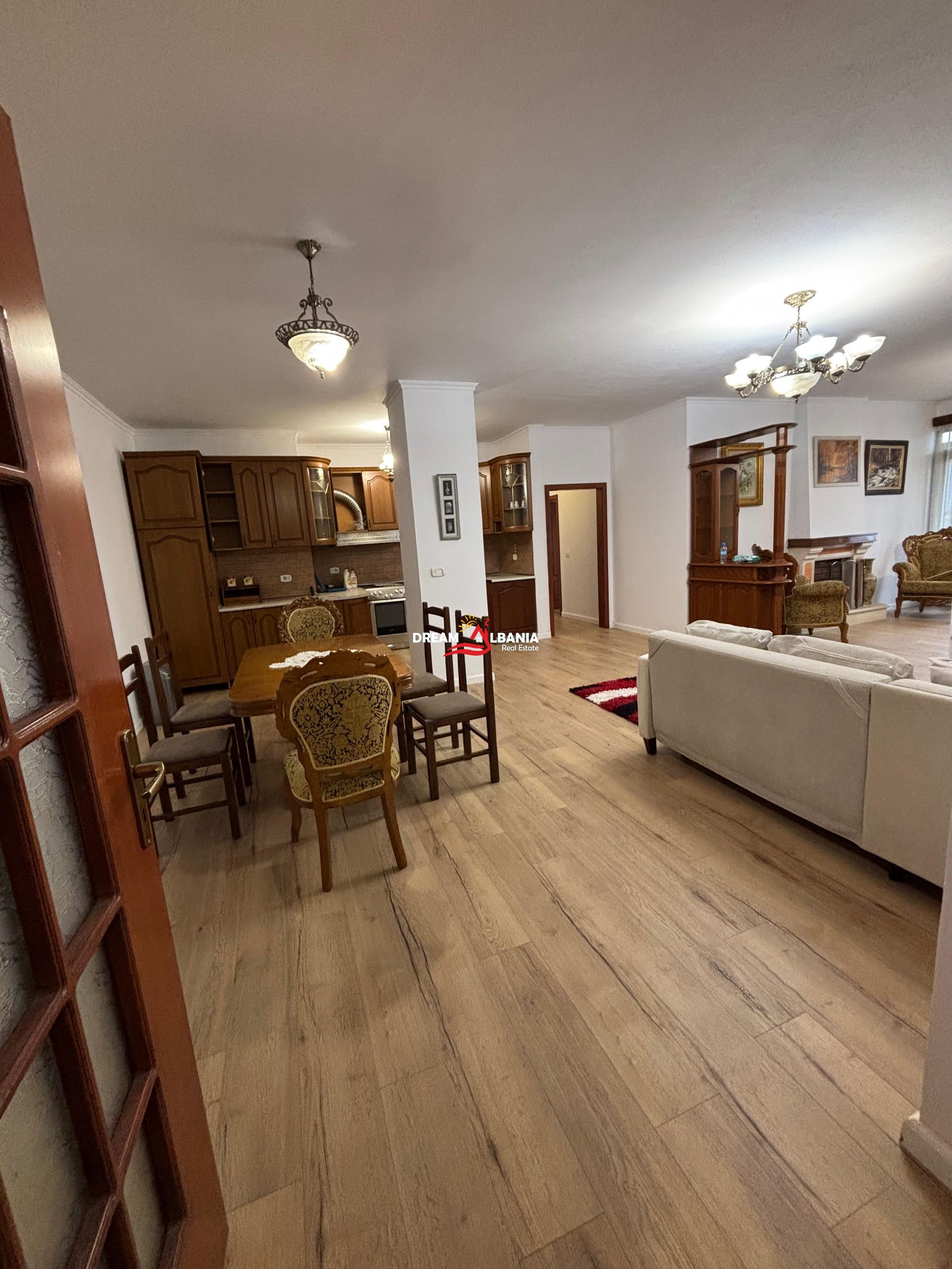Jepet me qera apartament 3+1+2 wc+3 ballkone tek Rruga e Kavajës, Tirane (ID4231499)