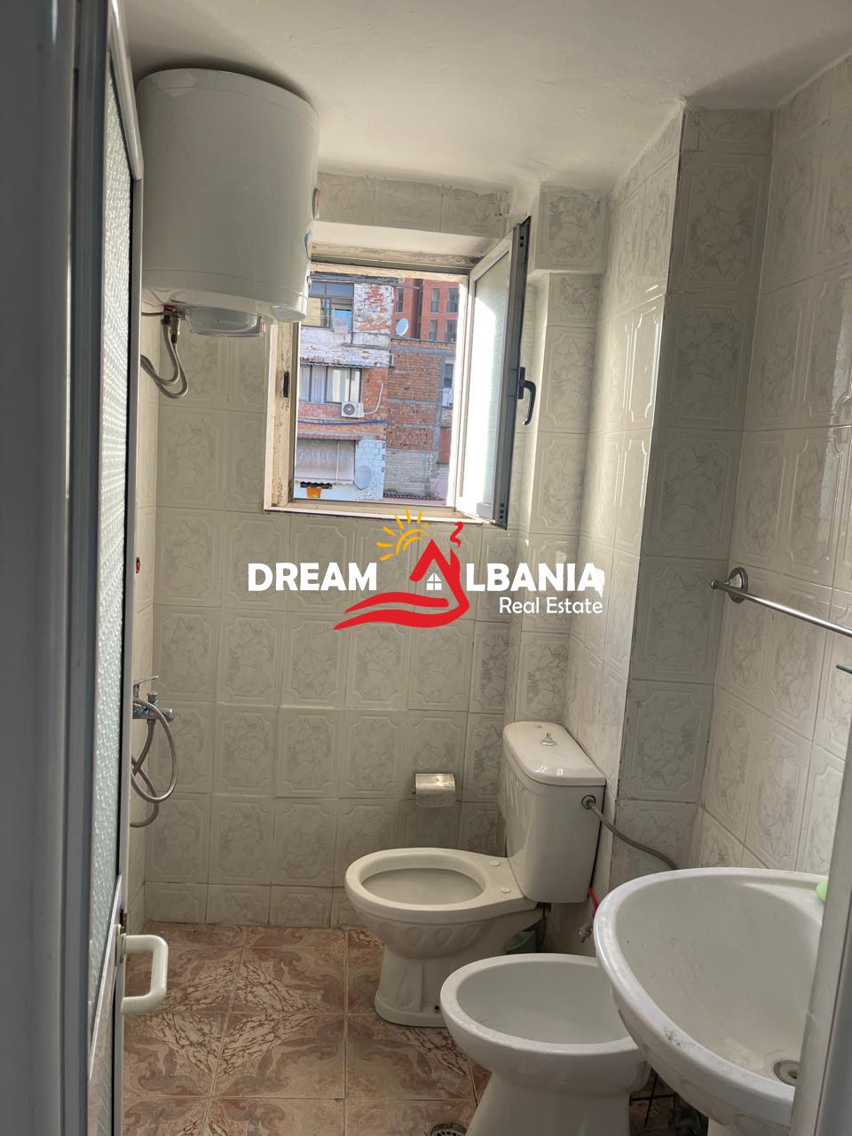 Jepet me Qira Apartament 2+1 në Rrugën Ferit Xhajko (42215622) 3