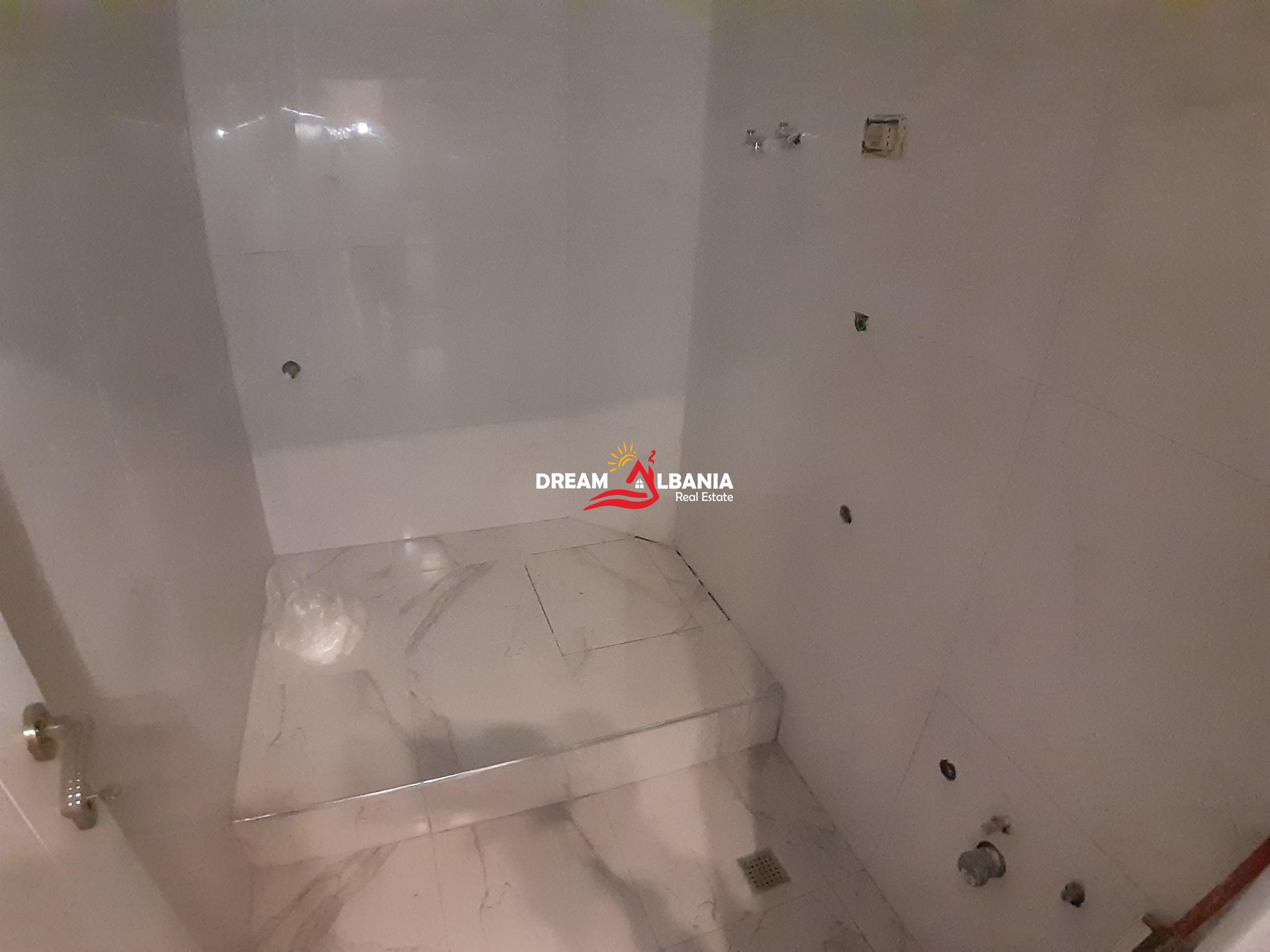 Dy dyqane gjysem bodrum ne shitje ne Bllok, Rruga Ibrahim Rrugova ne Tirane (ID 4171191)