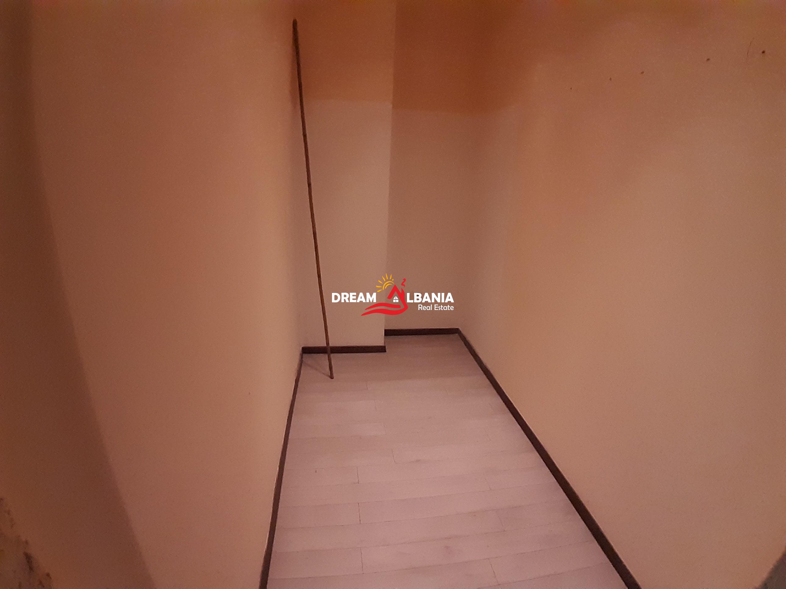 Dyqan ne shitje ne bulevardin Deshmoret e Kombit prane Piramides ne Tirane (ID 4171209)