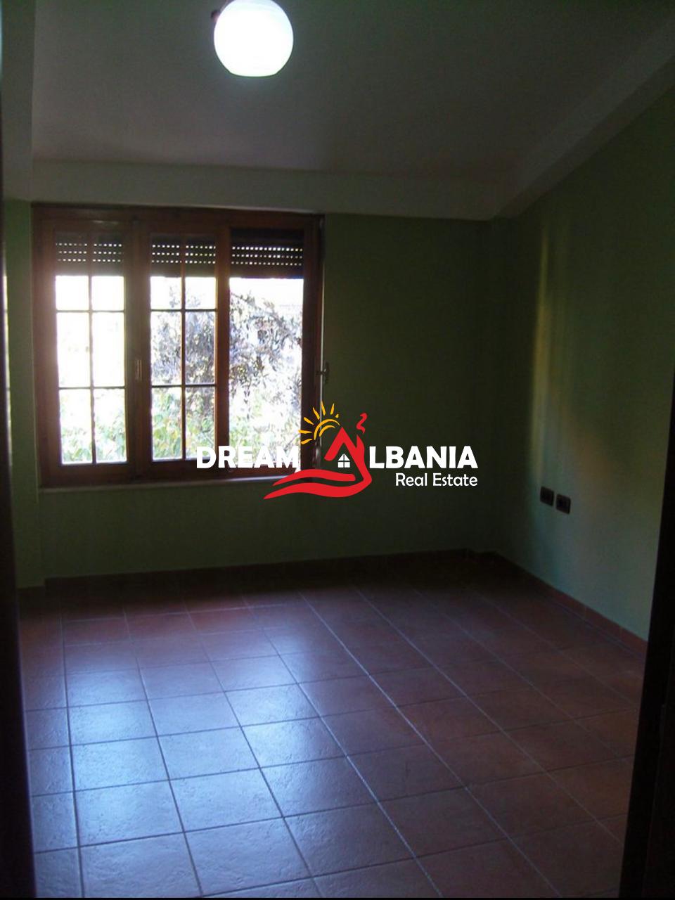 Vile 3 Kateshe ne shitje ne zonen e Don Bosco prane kompleksit Vizion Plus (ID 4151040).