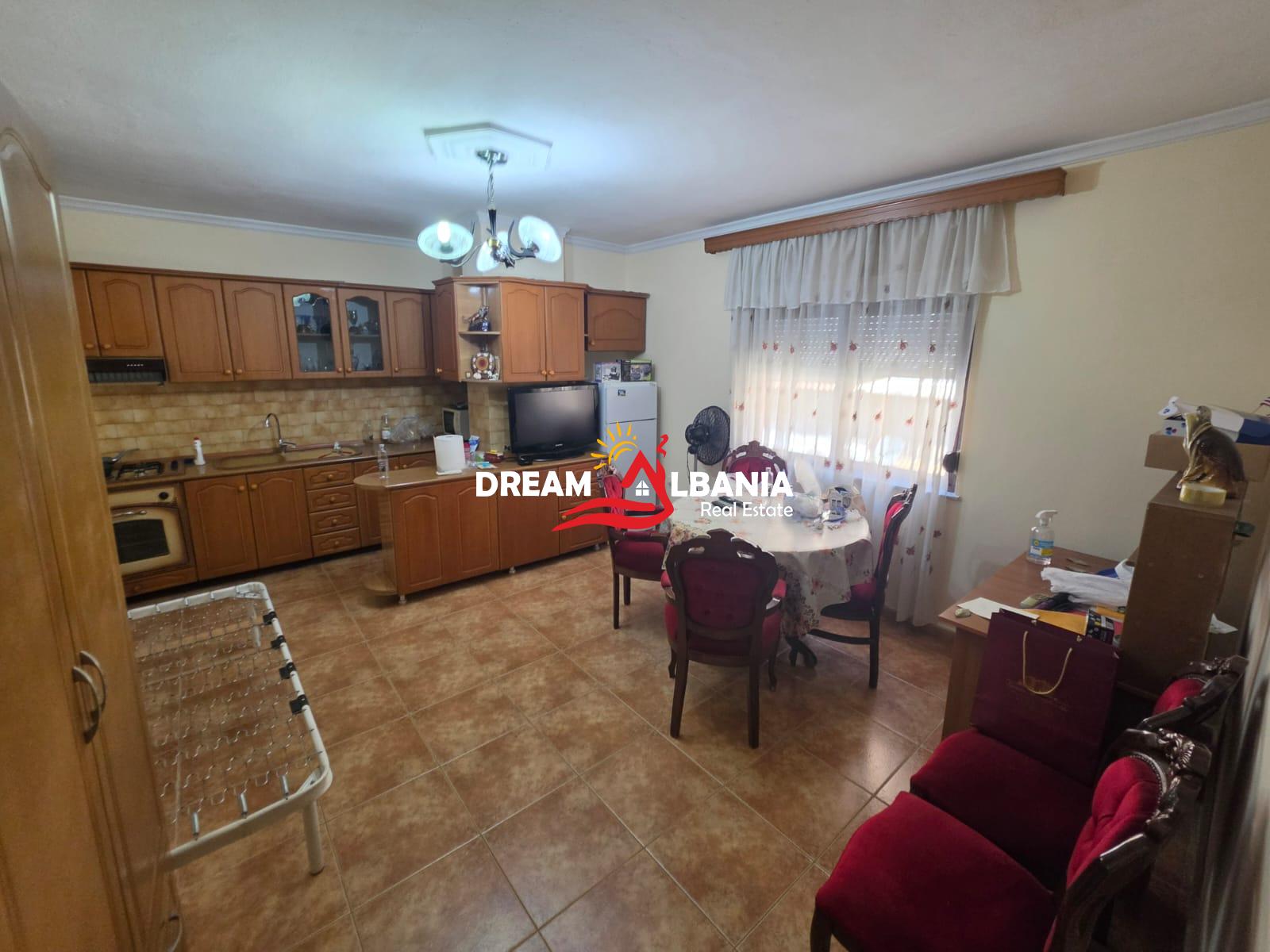 Shitet apartament 2+1+2 ne zonen e Bllokut prane Pallateve Agimi (ID 41212283) 3