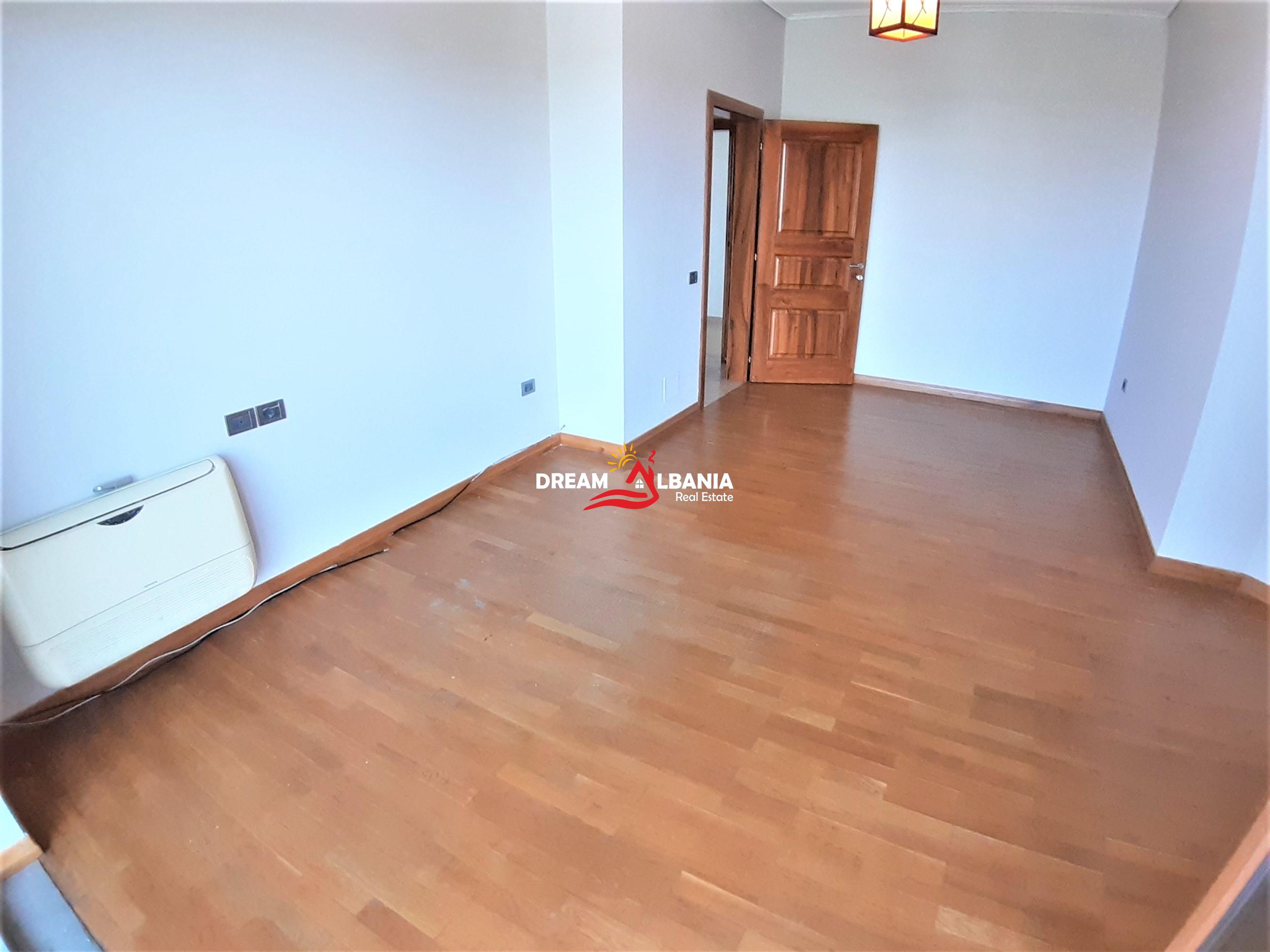 Vile ne shitje ne rrugen e Elbasanit prane vilave Gjermane ne Tirane (ID 4151047)