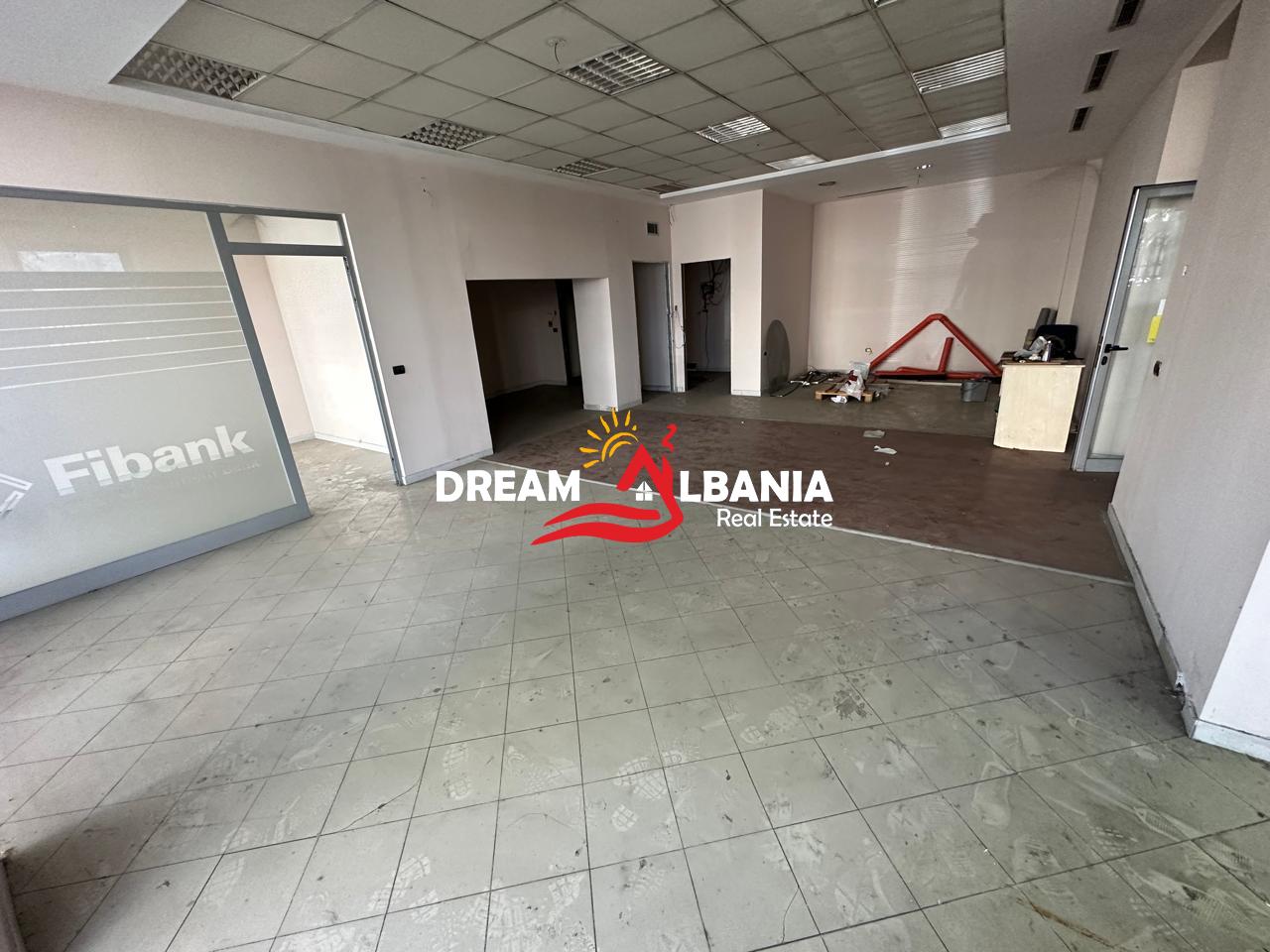 Godine multifunksionale me qera buze rruges se Kavajes, prane Raiffaisen Bank, Tirane (ID 42611171).