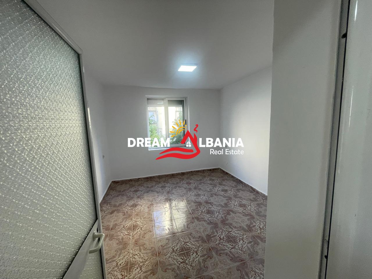 Jepet me Qira Apartament 2+1 në Rrugën Ferit Xhajko (42215622) 4
