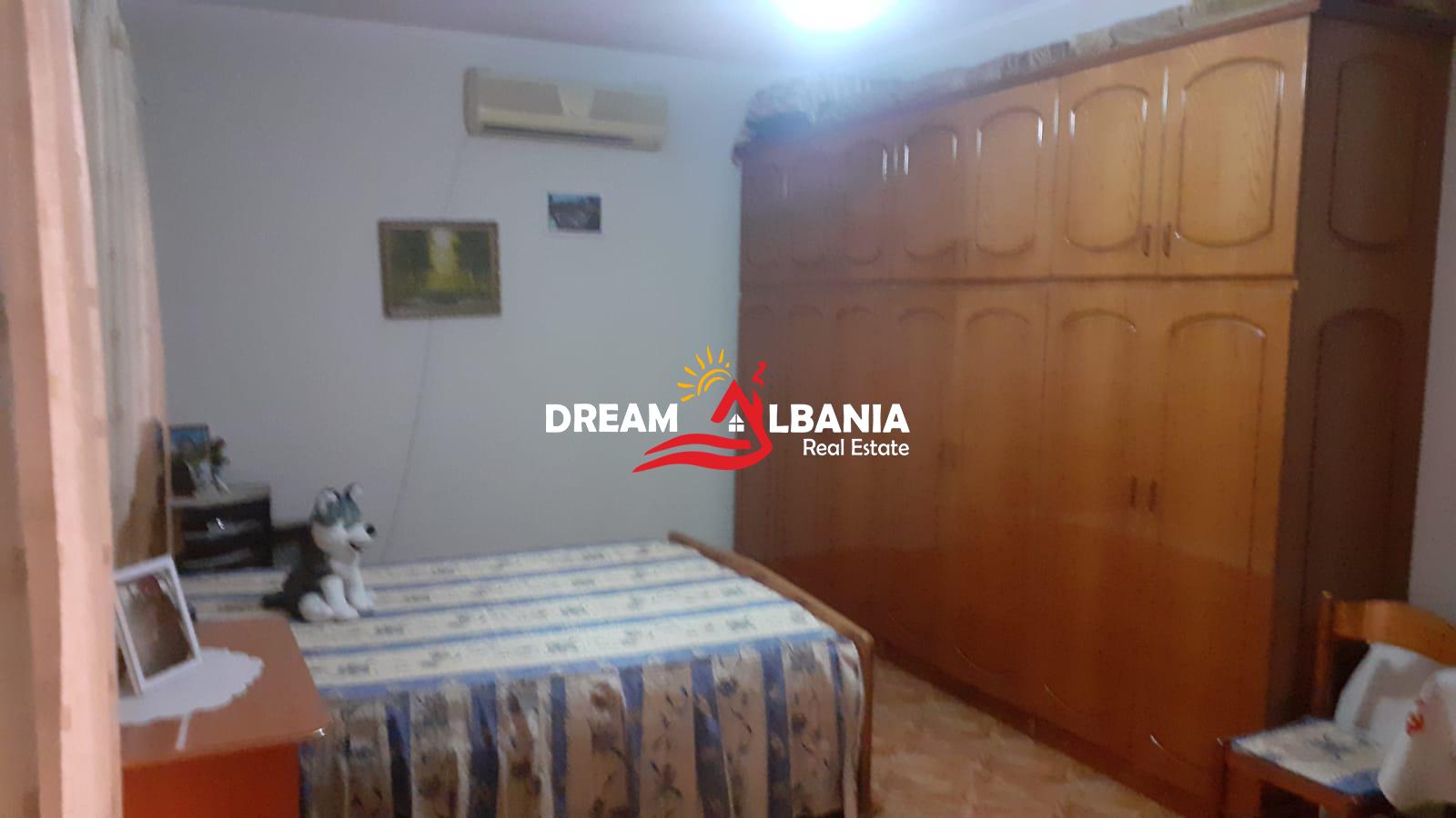 Shtepi Private + Ambjent Biznesi ne shitje ne Lushnje prane Stadiumit(ID 4151151).