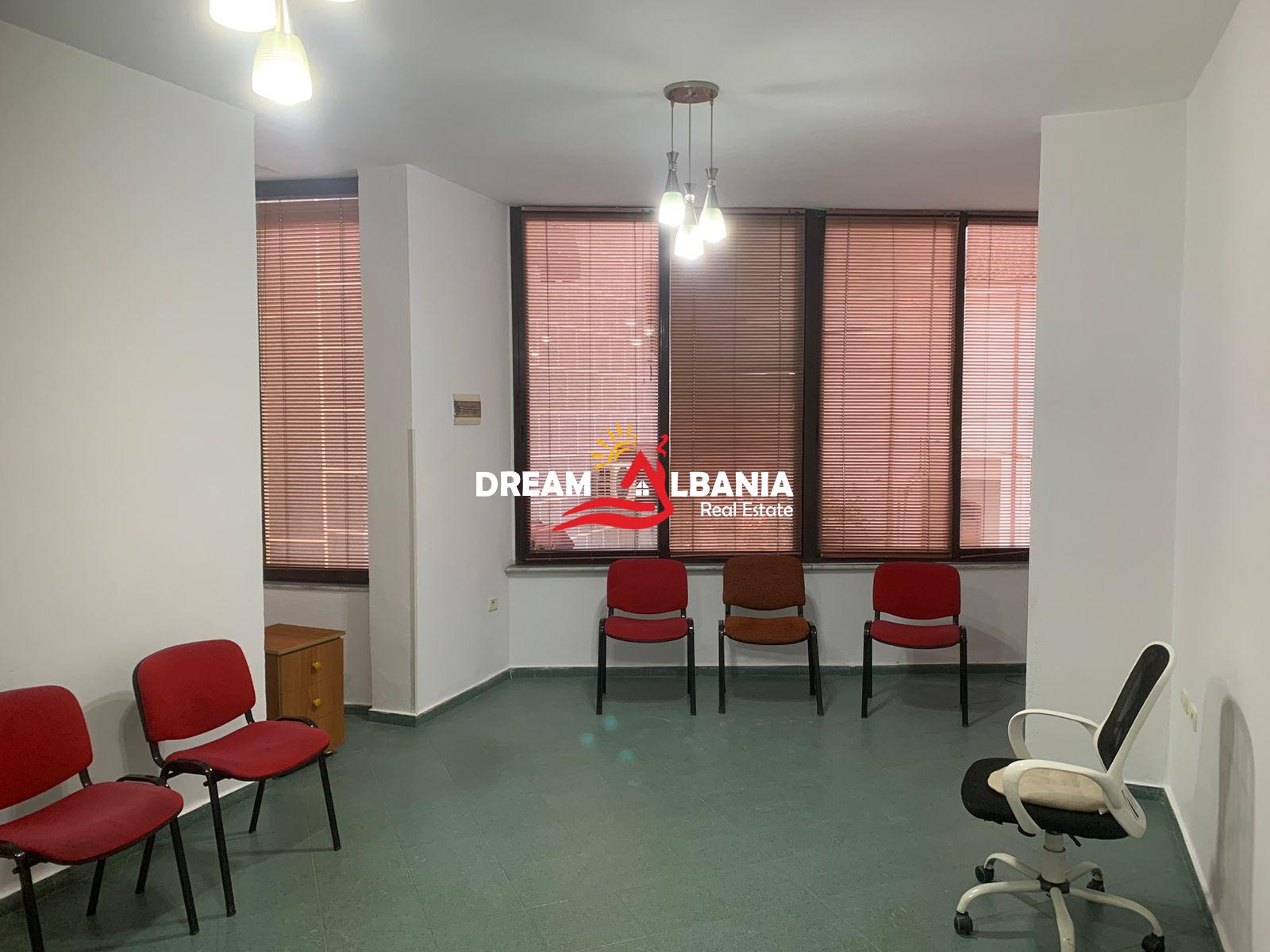 Zyre me qera ne Qender prane Parlamentit ne Tirane (ID 4261638) 2