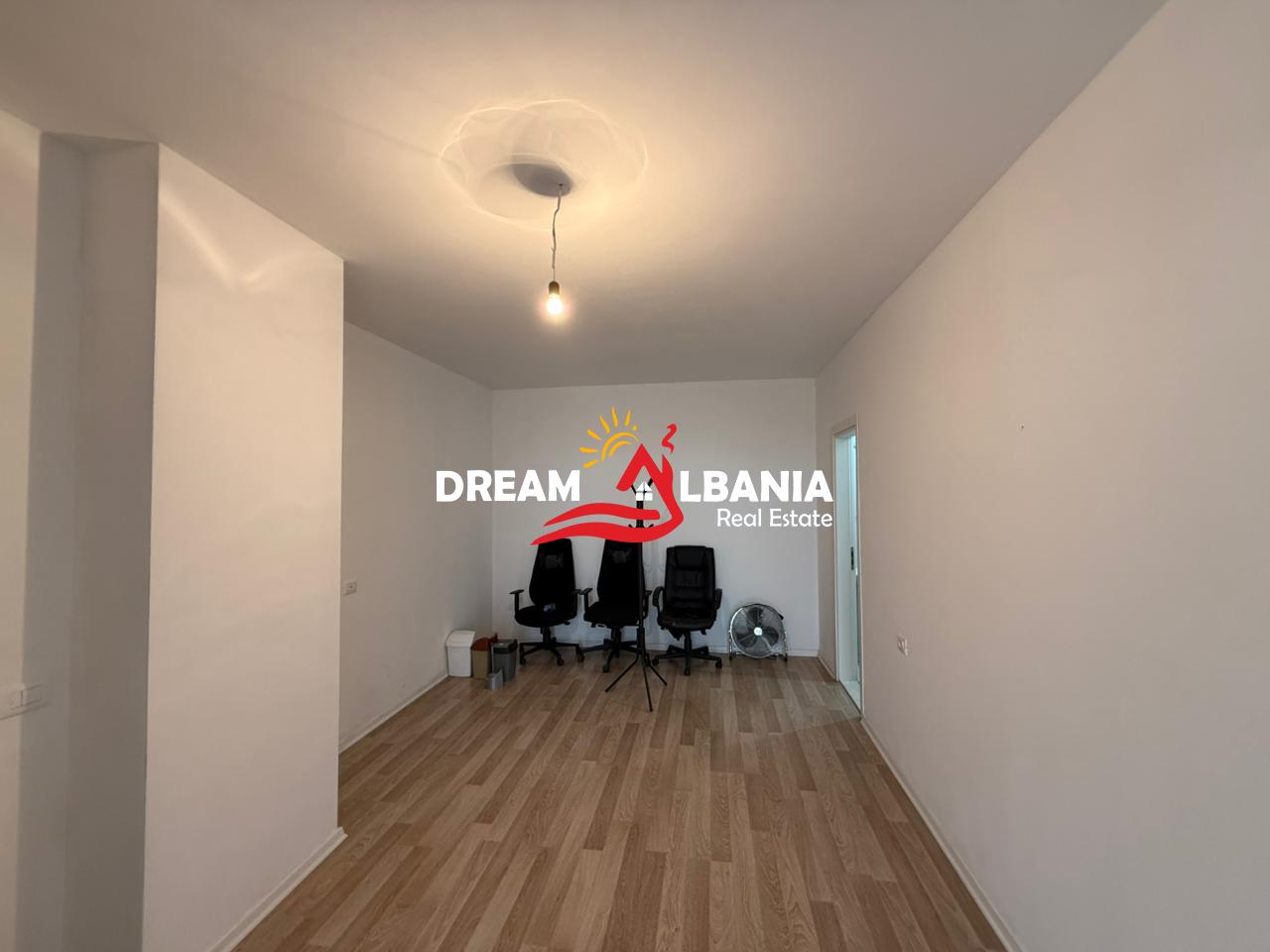 Jepet ambjent me qera te Rruga e Dibres Pran Shkolles se Bashkuar 2+1 (ID 42215587) 2