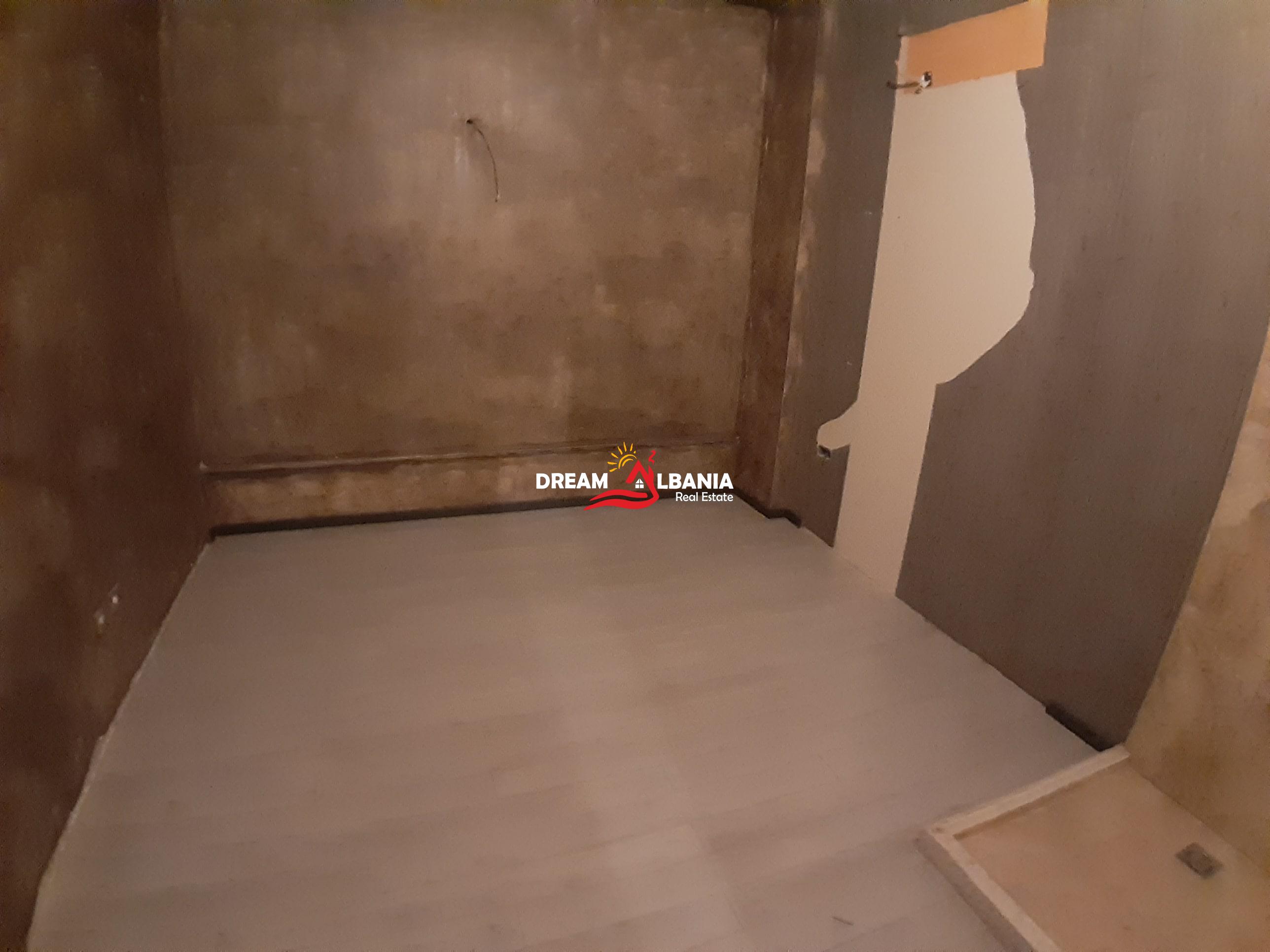 Dyqan ne shitje ne bulevardin Deshmoret e Kombit prane Piramides ne Tirane (ID 4171209)