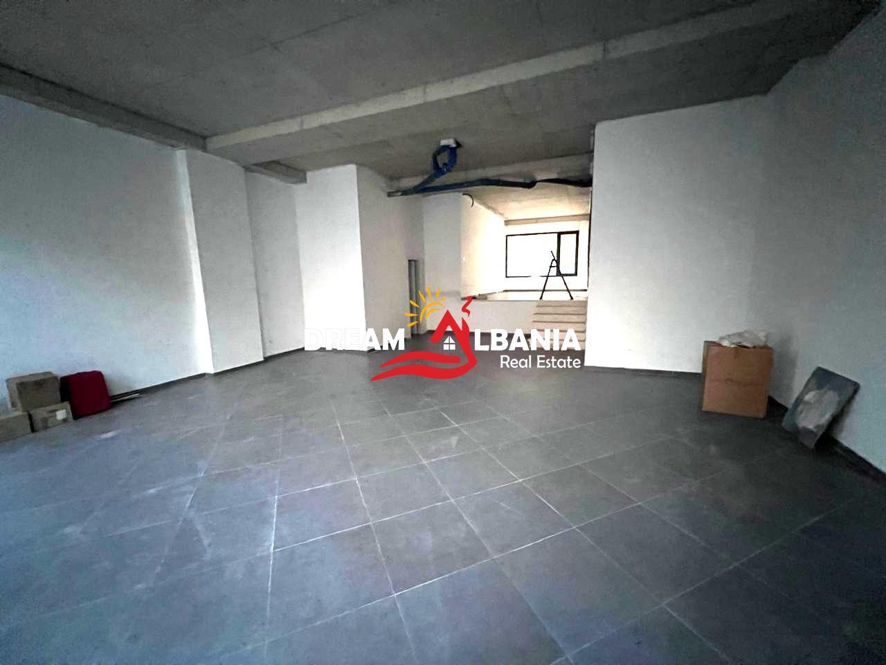Dyqan ne shitje tek Bulevardi Zogu 1 prane Mullirit te Vjeter ne Tirane (ID 4171582)