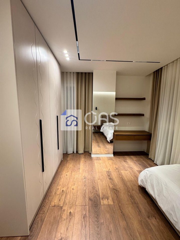 Jepet apartament me qera 2+1+post parkimi ne Xhamllik 3