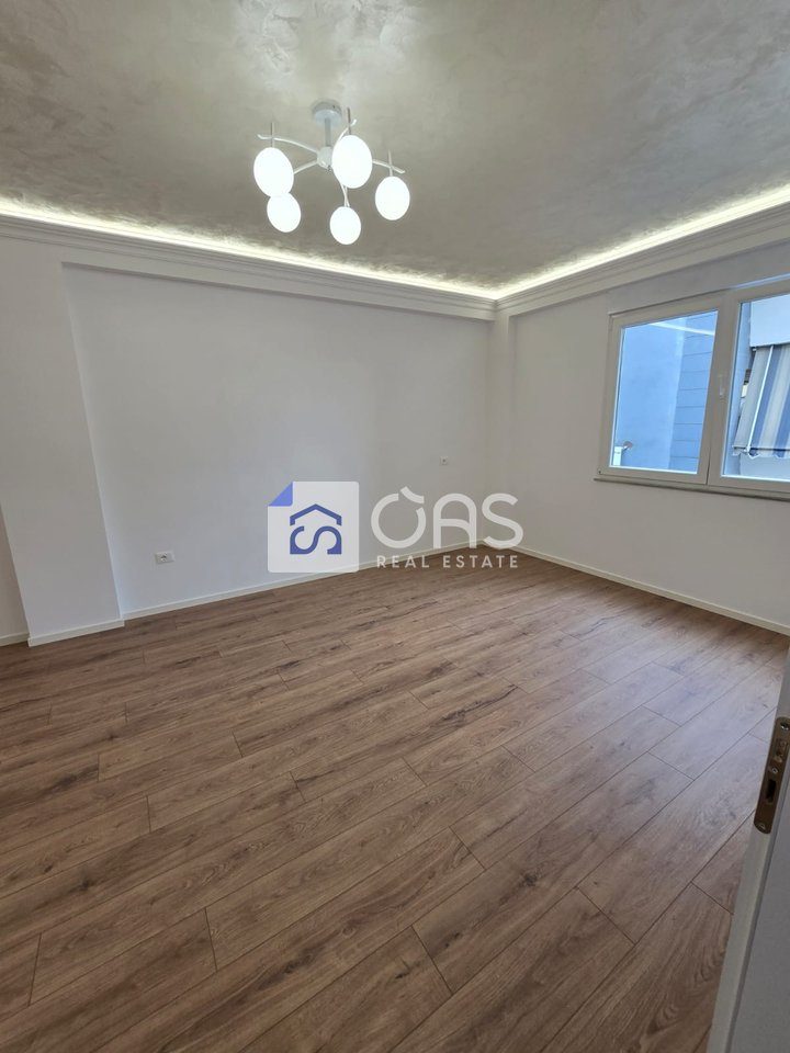 Shitet apartament 2+1 tek Rruga Kavajes.