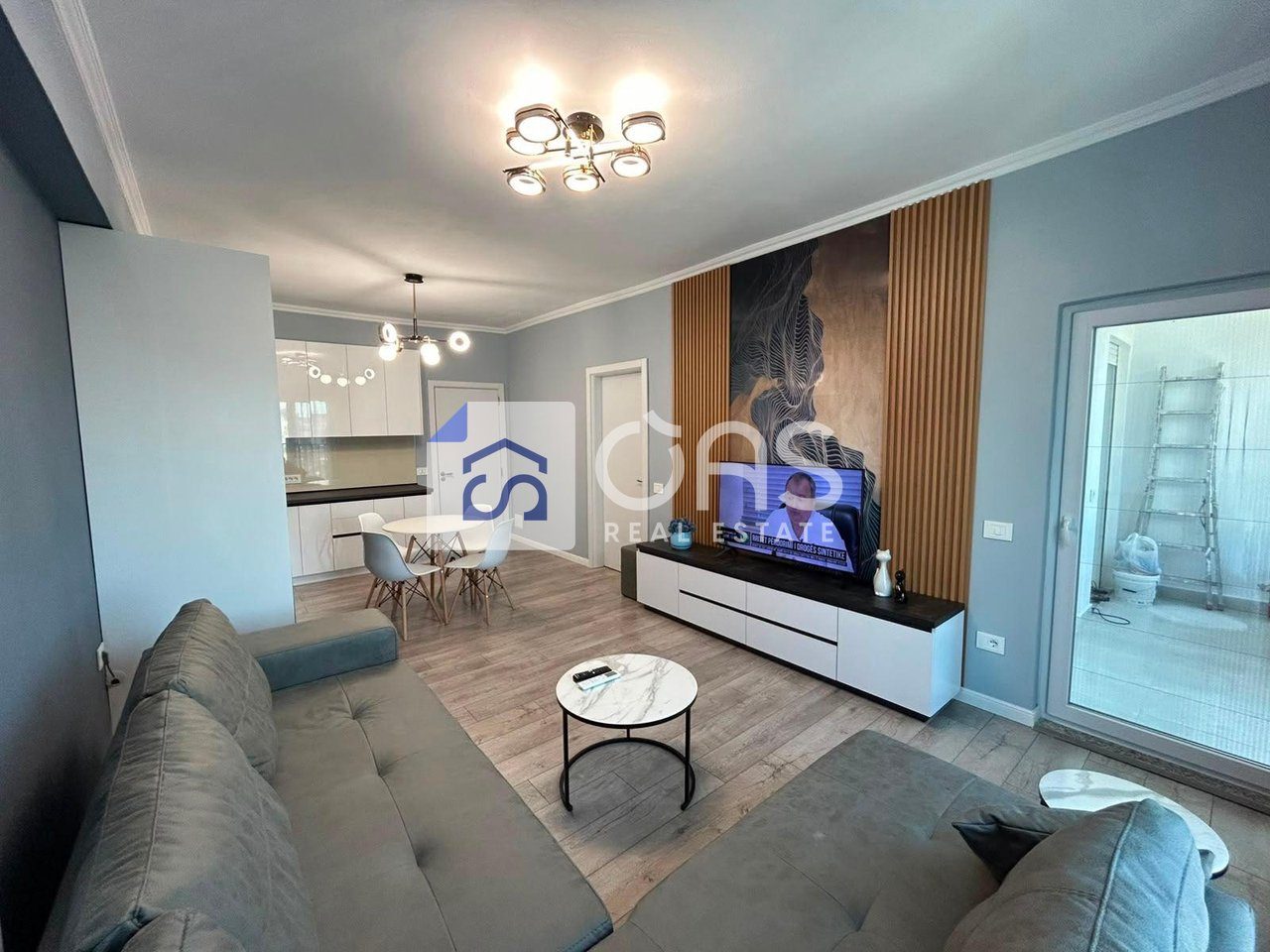 Jepet apartament me qera 2+1 Tek Stacion Trenit