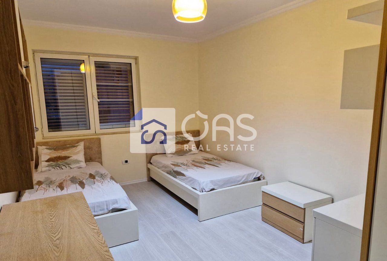 Shitet apartament 3+1+2 ne Xhamllik 4