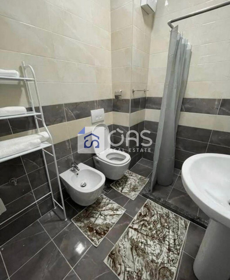 Jepet me qera apartament 1+1 tek Komuna e Parisit 4
