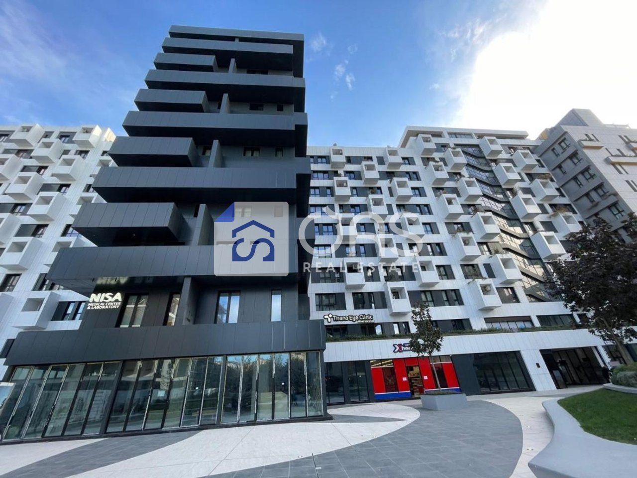Shitet apartament 2+1 tek Square 21 4