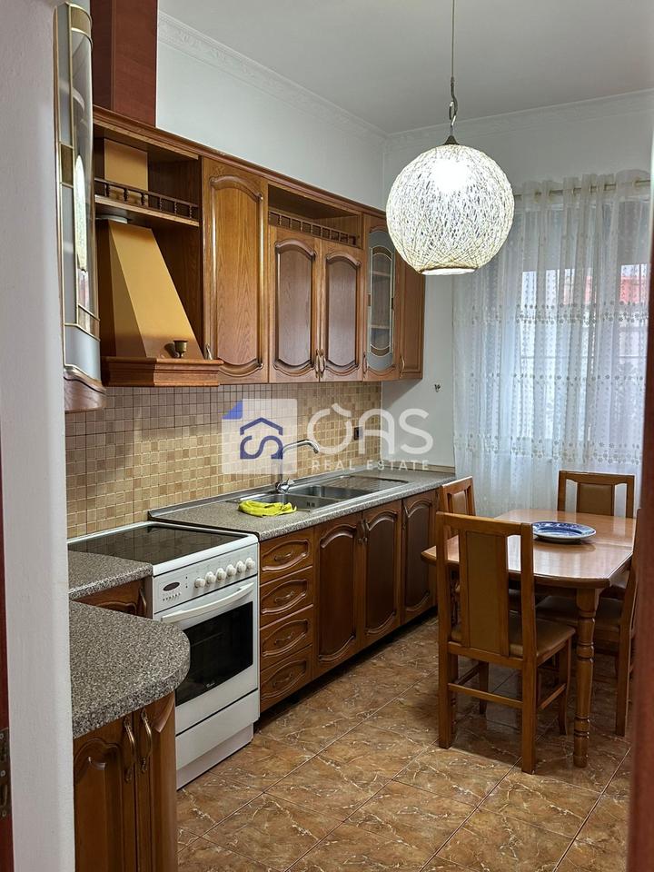 Jepet apartament me qera 1+1 vasil shanto (cmimi okazion)