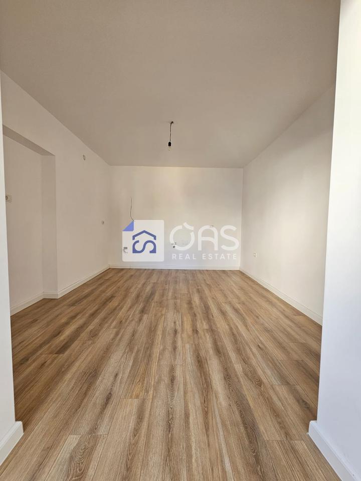 Shitet apartament 1+1 tek Mozaiku i Tiranes. 4